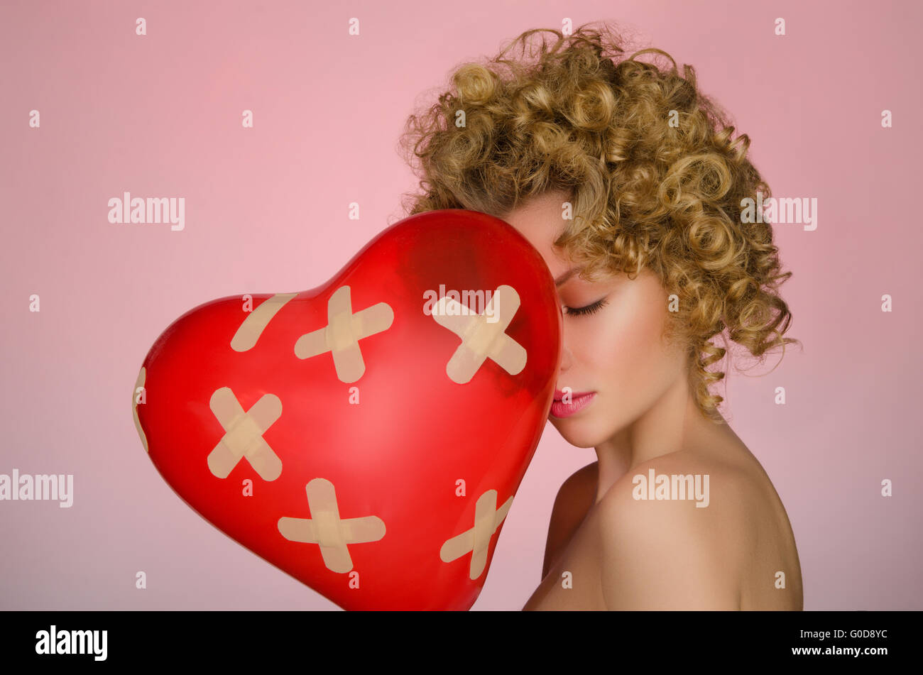 Malheureux jeune femme avec ballon en forme de coeur Banque D'Images