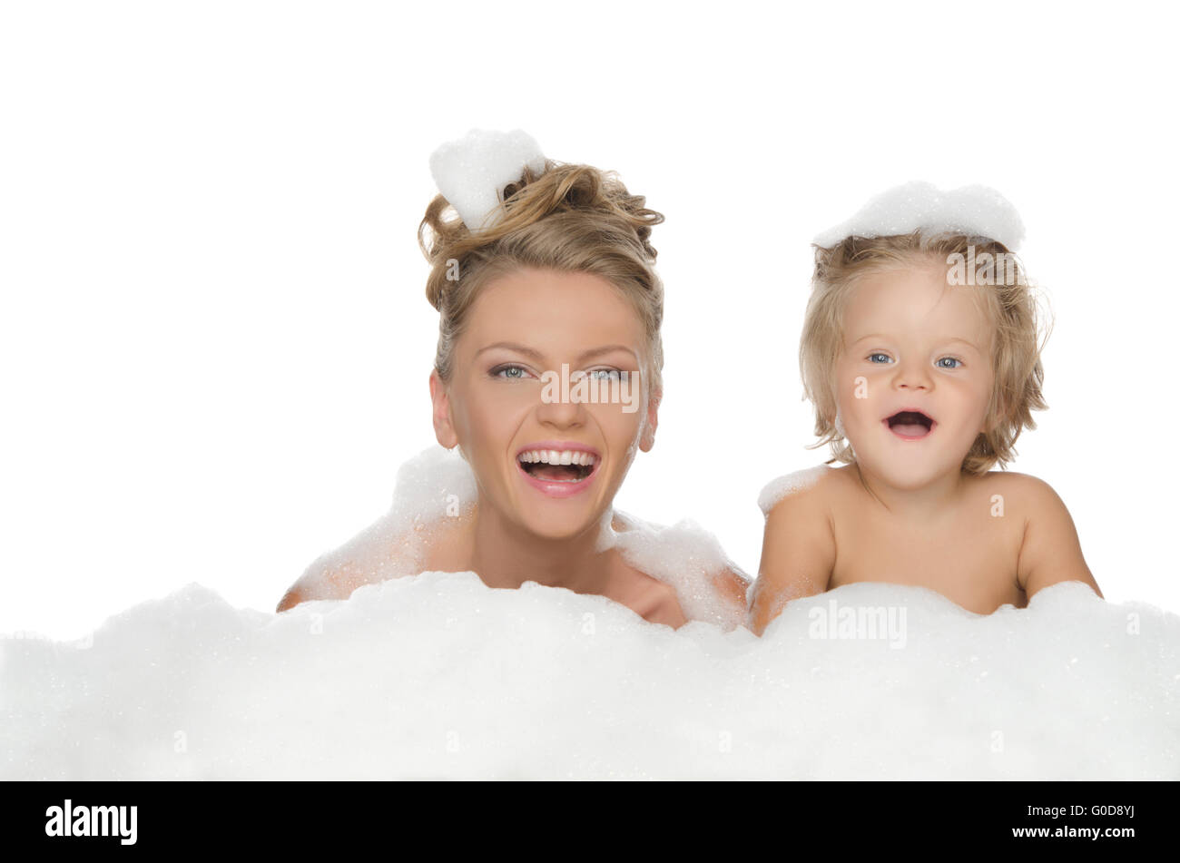 Jeune mère avec sa fille et mousse de savon Banque D'Images