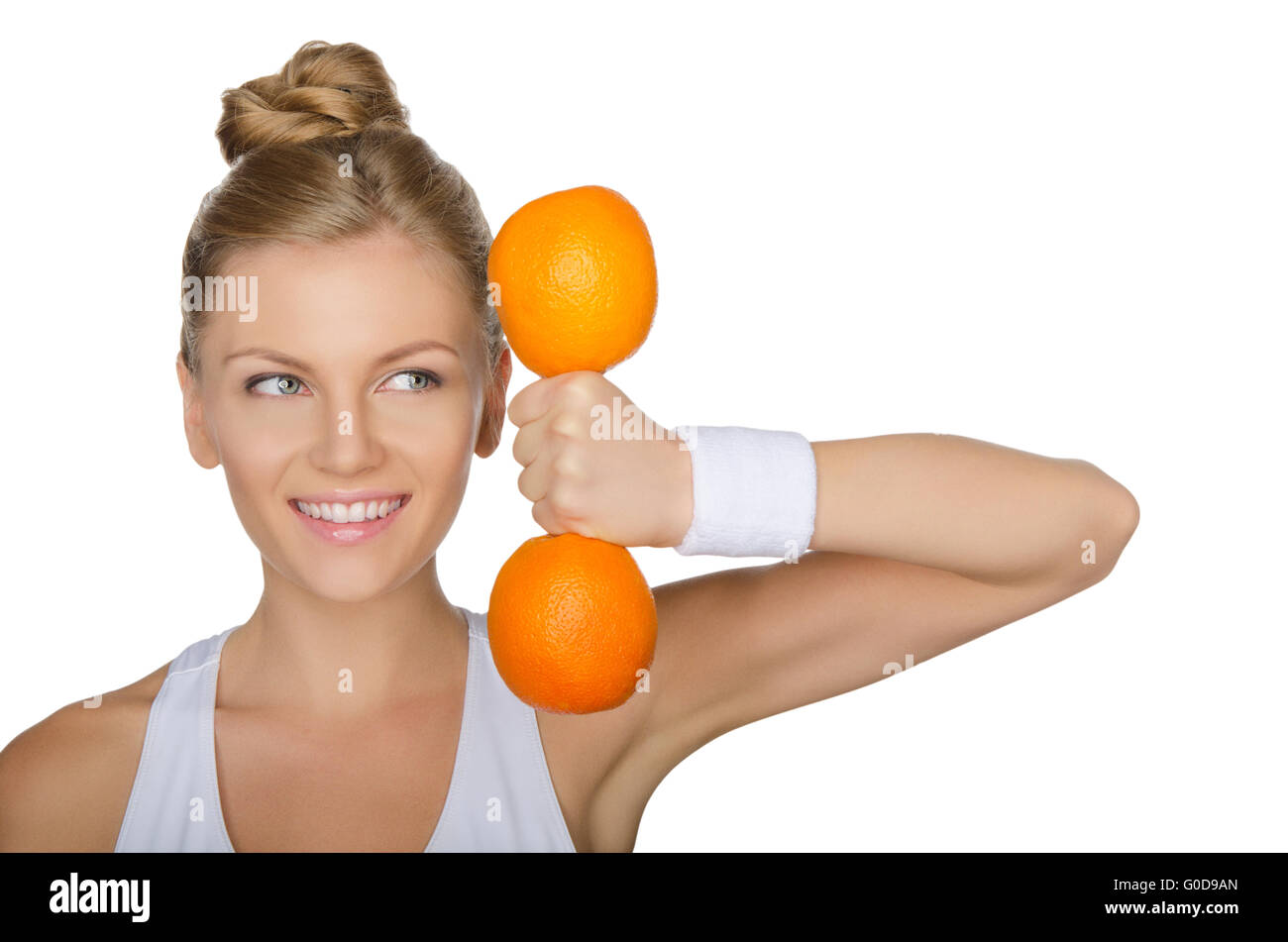 Femme avec deux haltères oranges looking away Banque D'Images