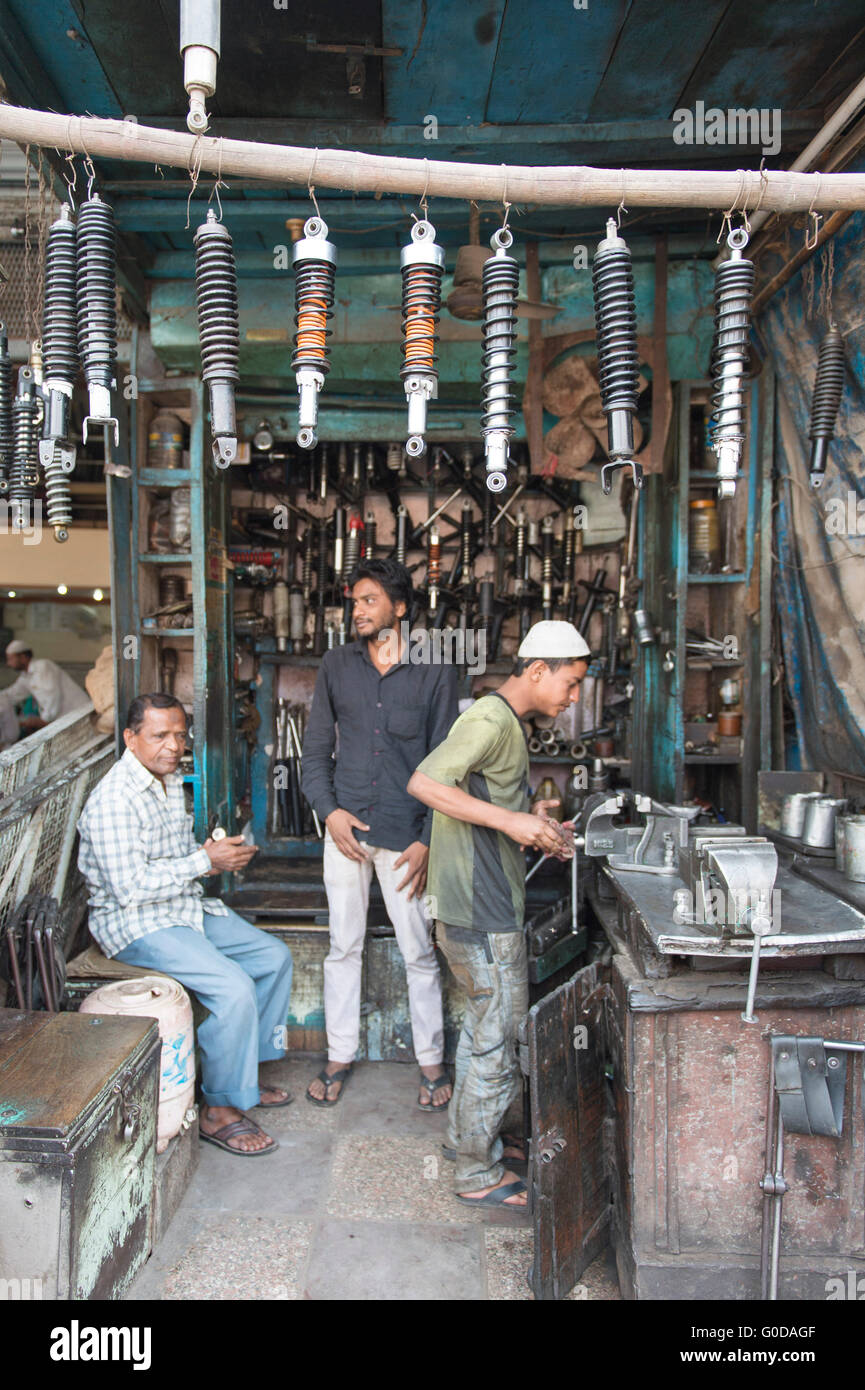 Les Indiens locaux non identifiés posent pour l'appareil photo le mécanicien de la rue Old Delhi en Inde. Banque D'Images