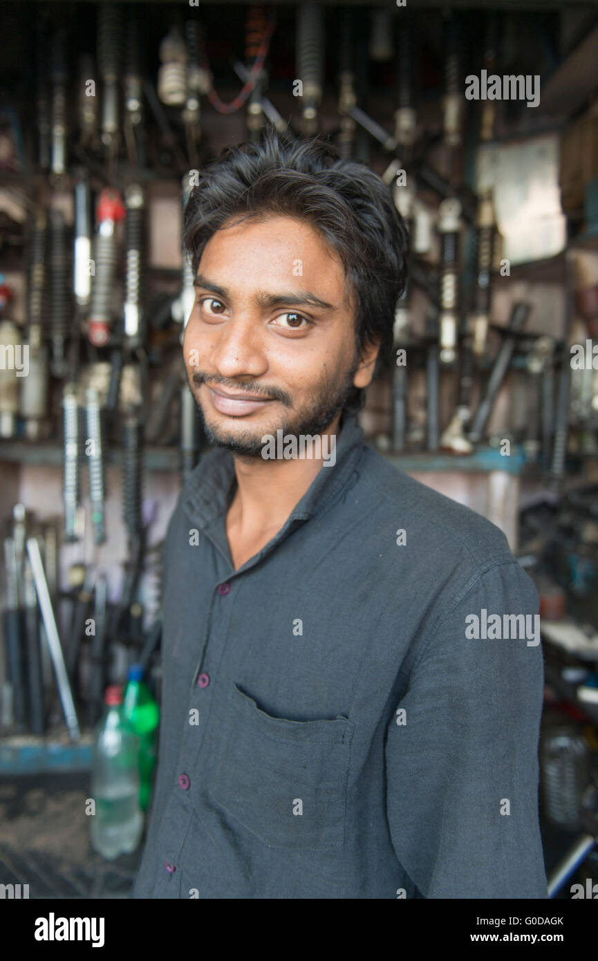 Mécanicien indien local posent pour l'appareil photo la rue de vieux Delhi en Inde. Banque D'Images