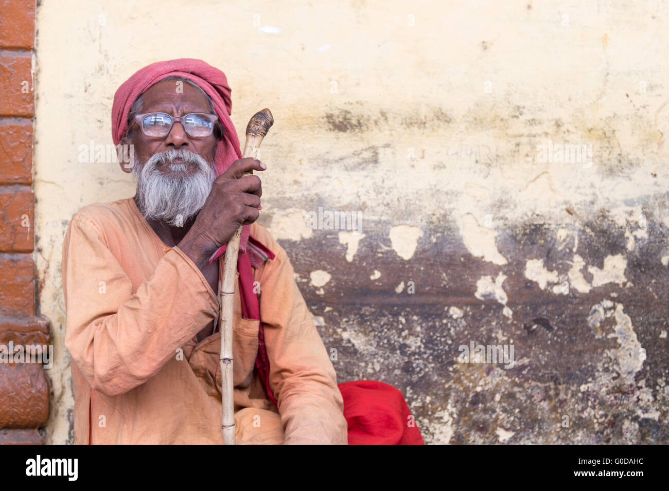 Les gens non identifiés posent pour l'appareil photo dans la rue de la vieille ville de Delhi, Inde. Banque D'Images