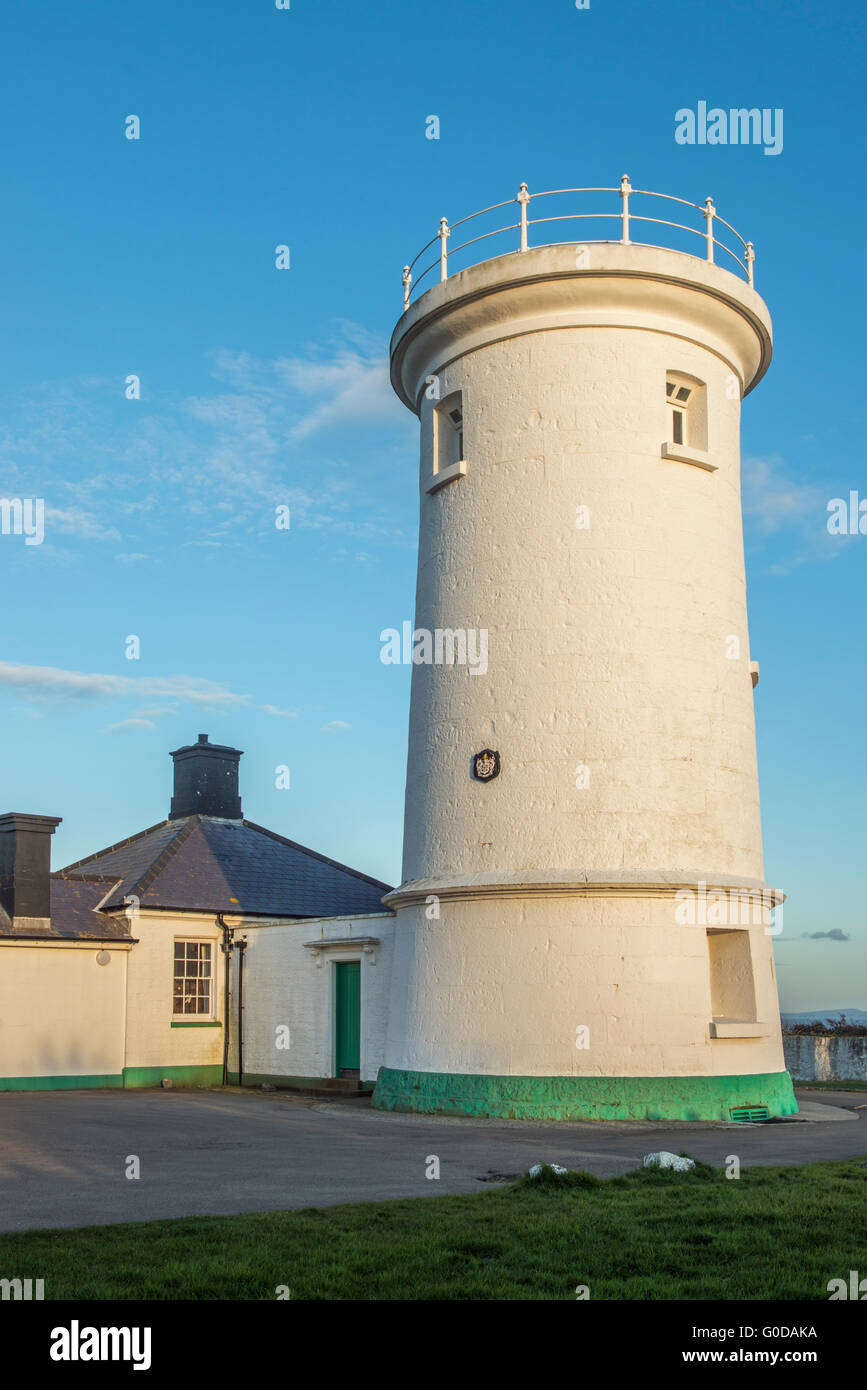 Vieux phare Point Nash et chalets sur la côte du Glamorgan en Galles du sud, sur un soir de printemps Banque D'Images