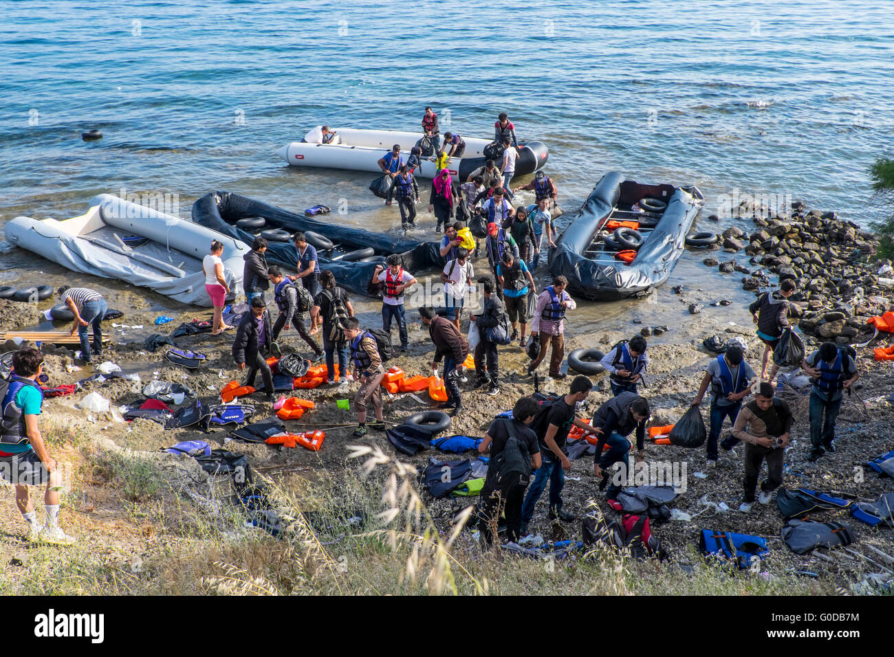 Quatre trains de réfugiés de Turquie vers la Grèce arrive sur la rive nord de l'île grecque de Lesbos Banque D'Images