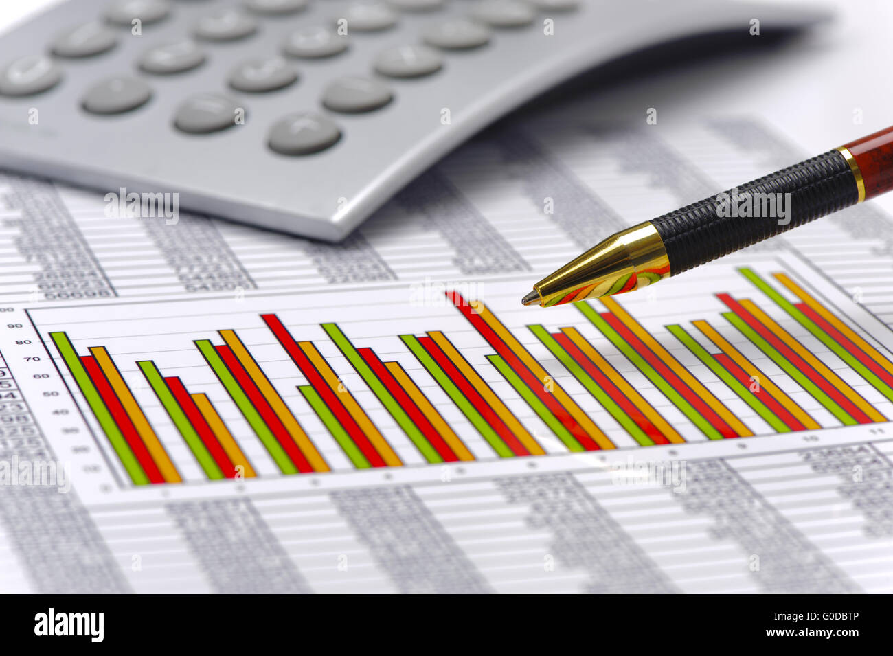 Finances calcul avec stylo et graphique Banque D'Images