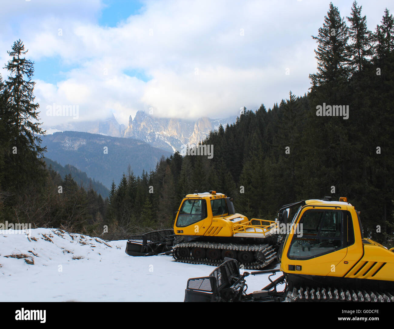 Deux Chasse-neige s'asseoir dans le vide des Dolomites italiennes, près de la ville de Pozza di Fassa Banque D'Images