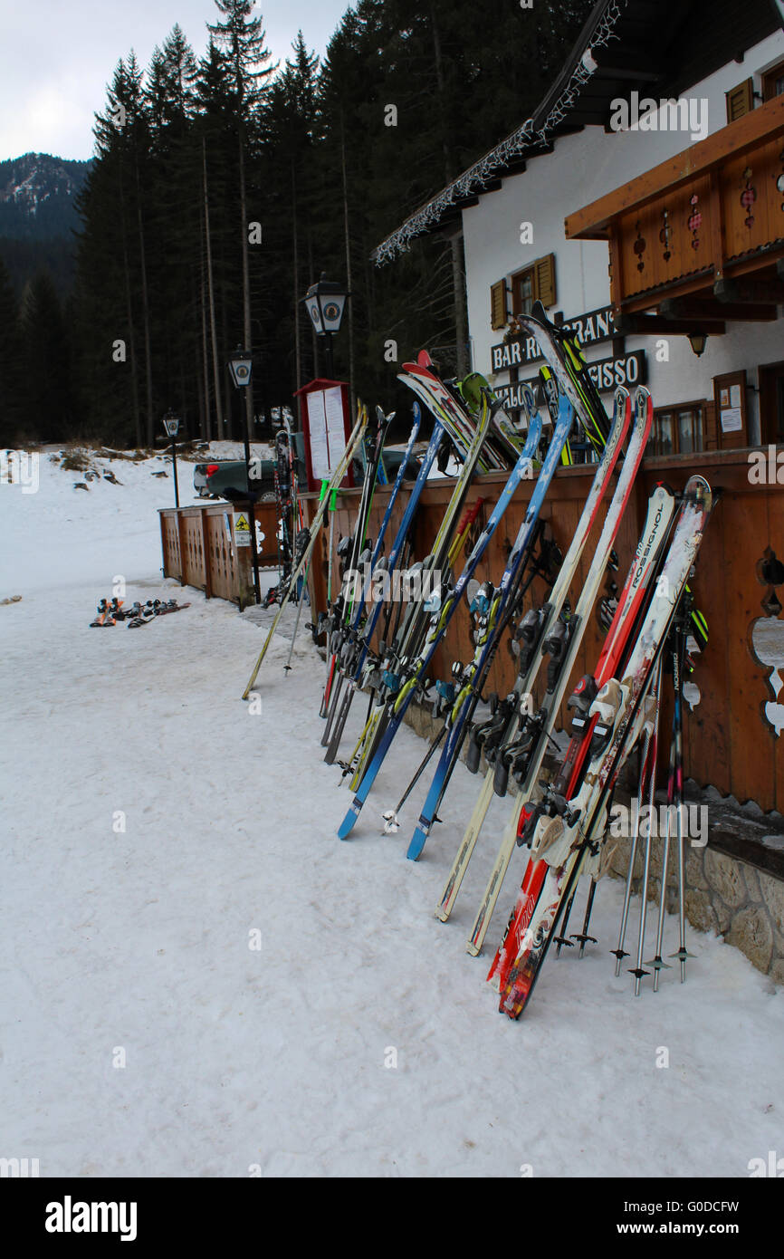 Skis reposait contre le mur d'un bar sur une pente de ski italienne comme skieurs prendre une pause pour faire le plein. Banque D'Images