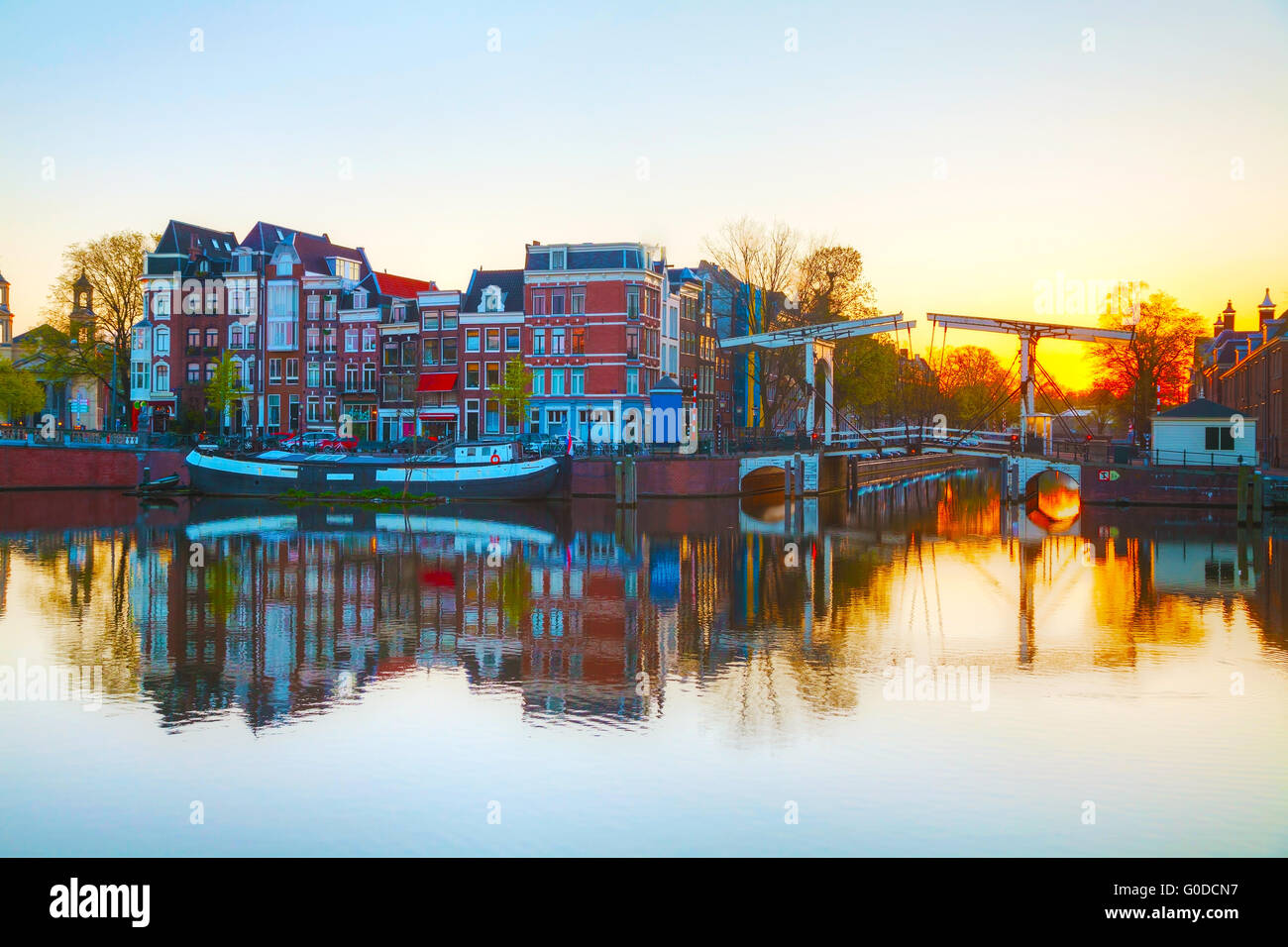 Vue sur la ville d'Amsterdam, Pays-Bas, au lever du soleil Banque D'Images