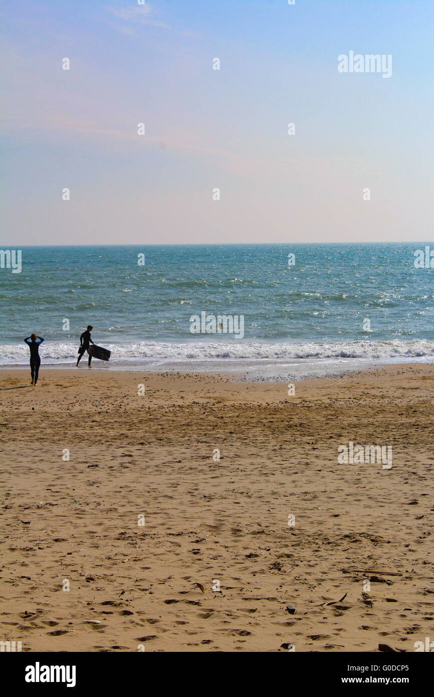 La mer à entrer Bodyboarders Southbourne Beach, Dorset, UK Banque D'Images