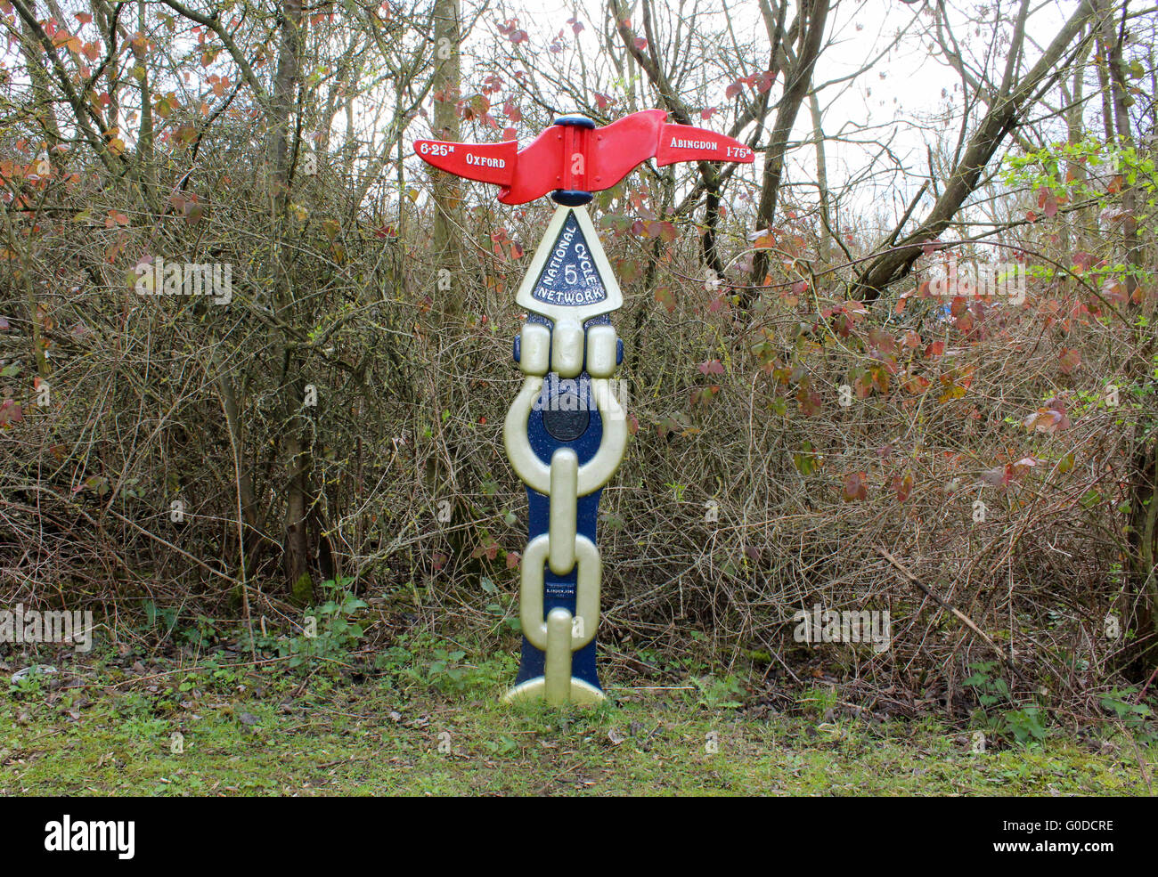 Un réseau national de cyclisme panneau indiquant les distances à Oxford et d'Abingdon sur la Thames Path route Banque D'Images