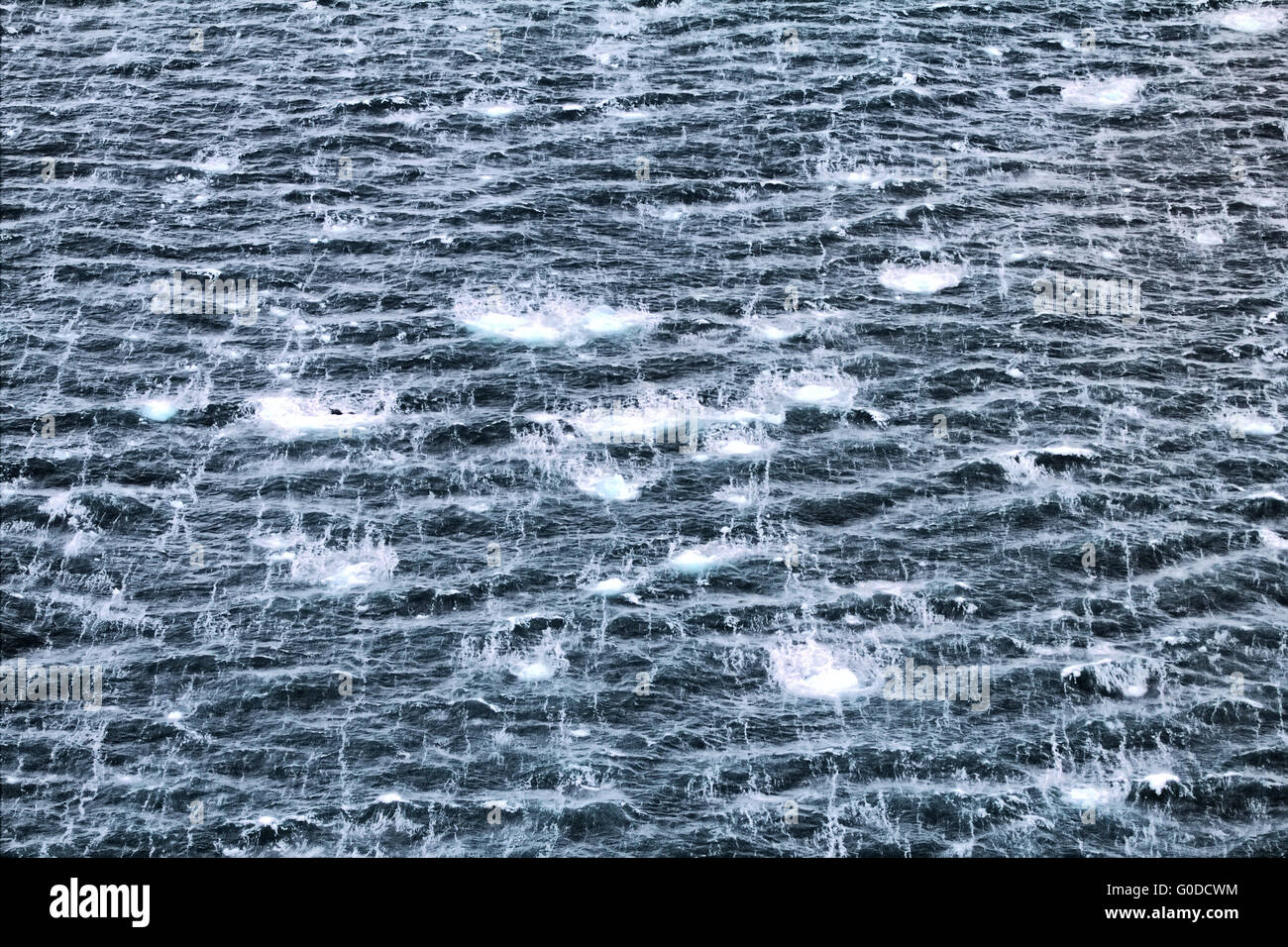 L'illusion optique inhabituelle : vagues éclaboussant verticale Banque D'Images