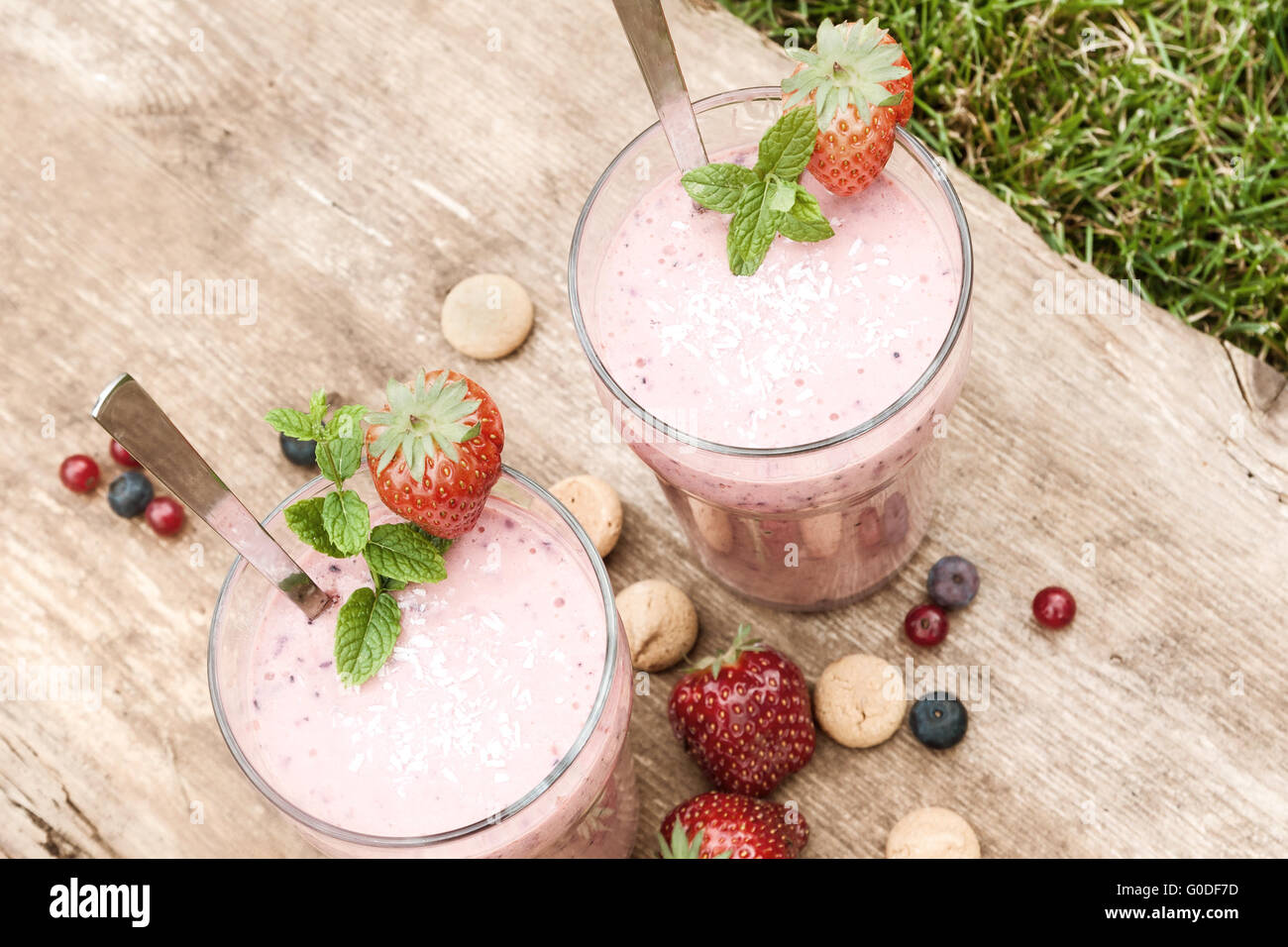 2 verres d'une berry milkshake et décoration sur Banque D'Images