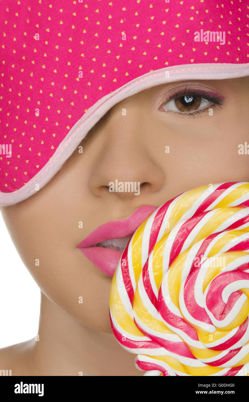 Femme sexy avec des bonbons dans sa bouche et bandeau Banque D'Images