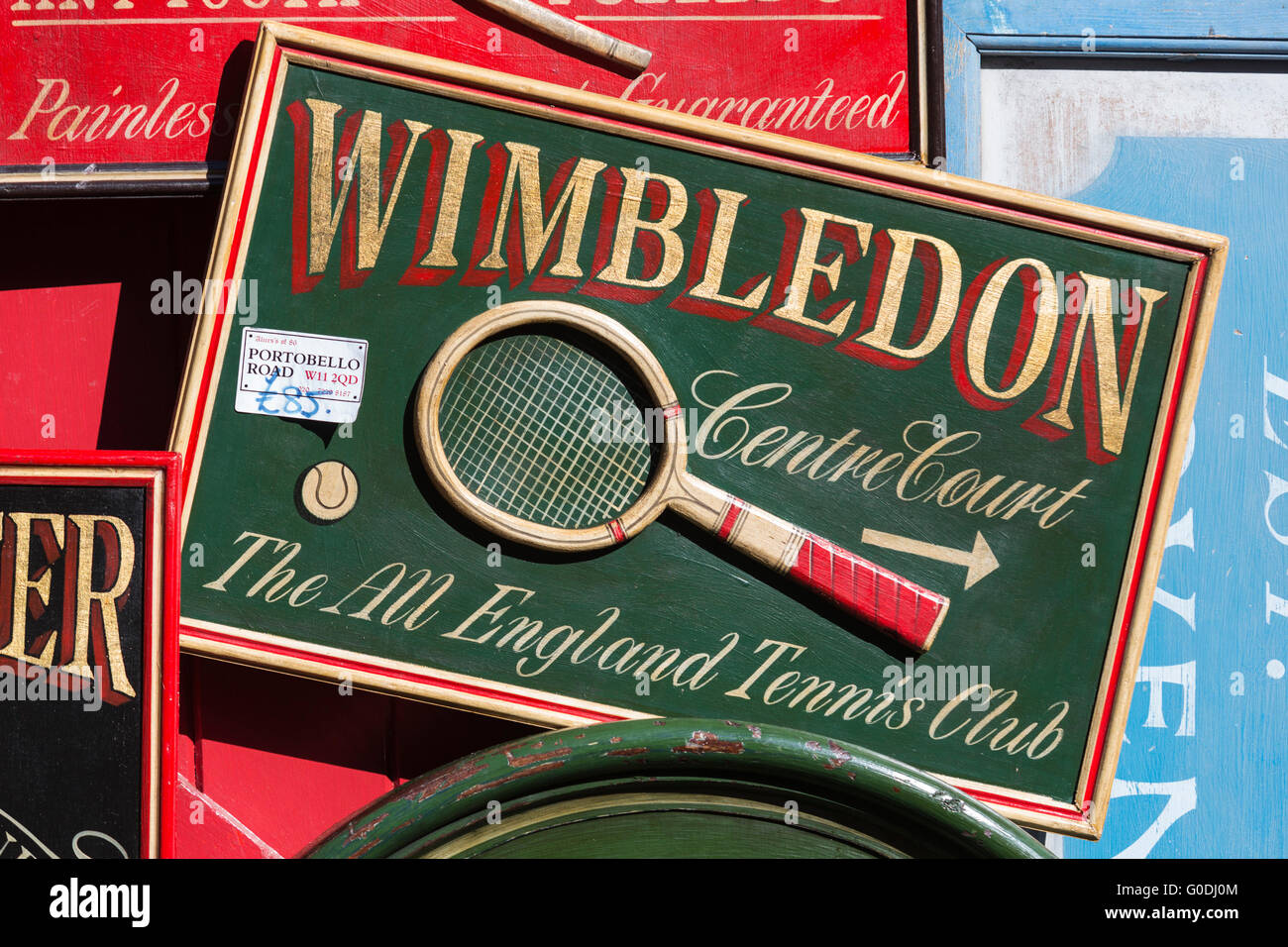 Tennis de Wimbledon en bois signe, Portobello Market, célèbre marché d'antiquités à Portobello Road, Notting Hill, London, England, UK Banque D'Images