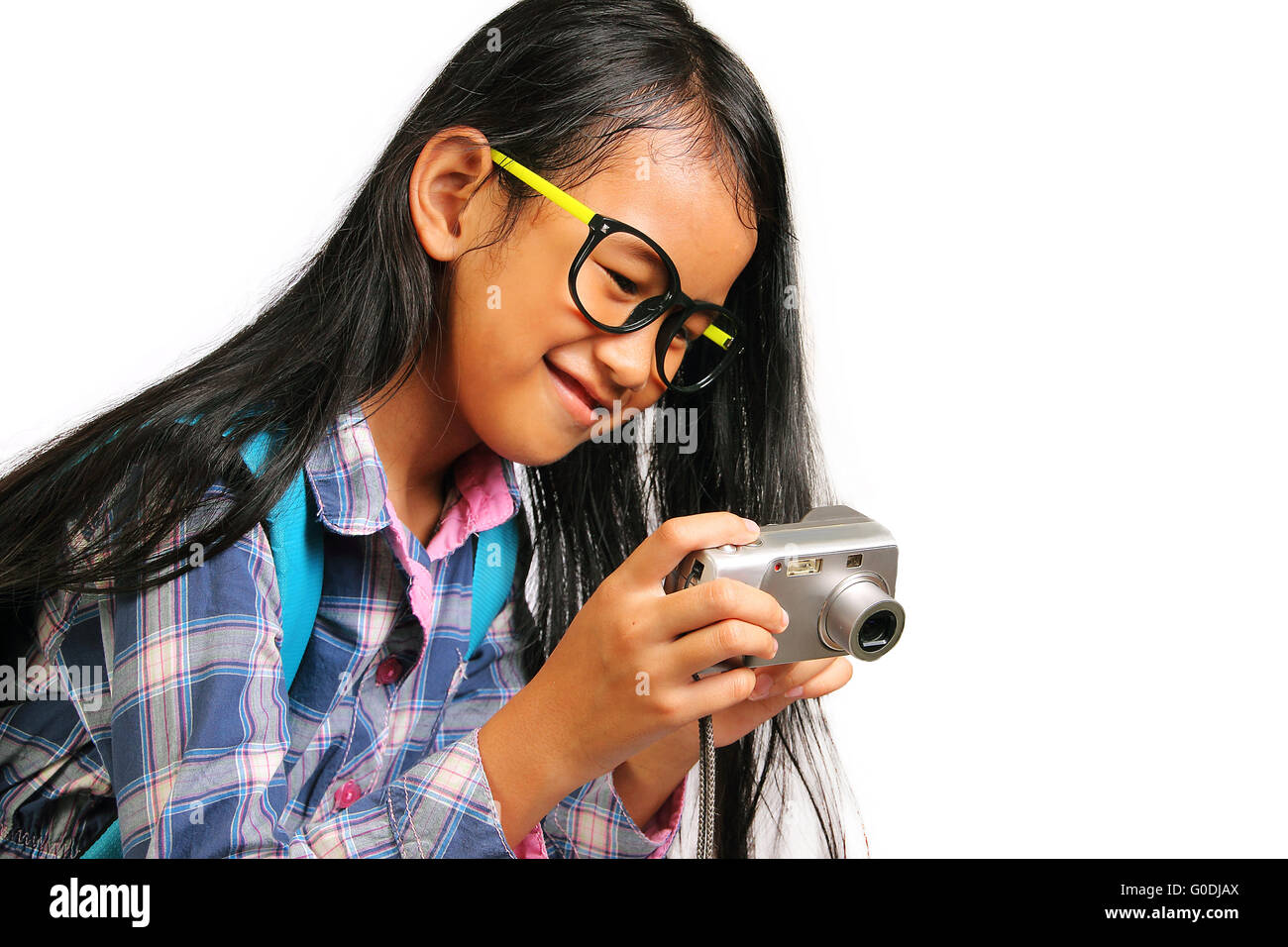 Little girl smiling tout en prenant des photos avec son appareil photo isolated on white Banque D'Images