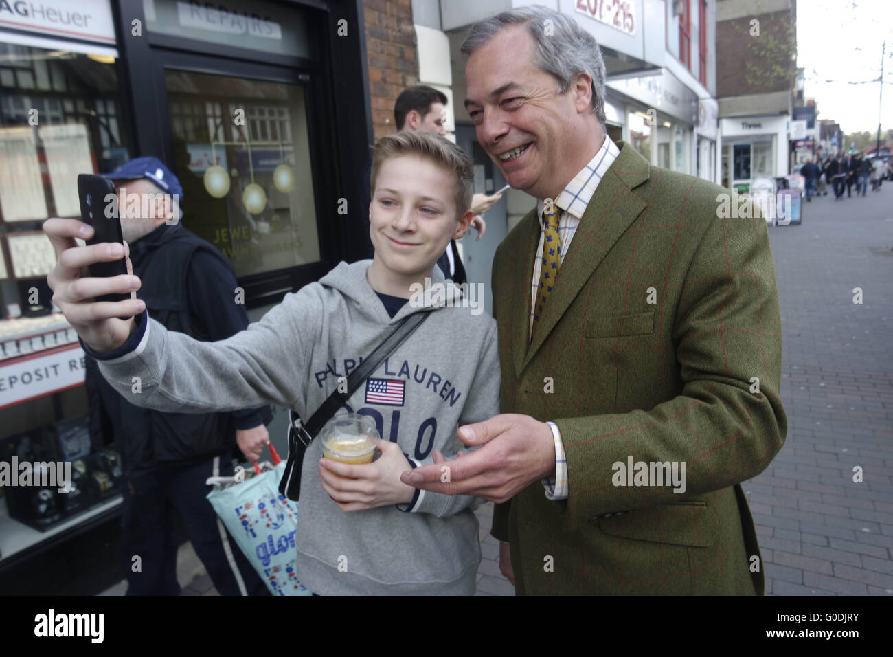 NIGEL farage et un jeune garçon ont tous deux un a un Chaque selfies cheeky grin Banque D'Images