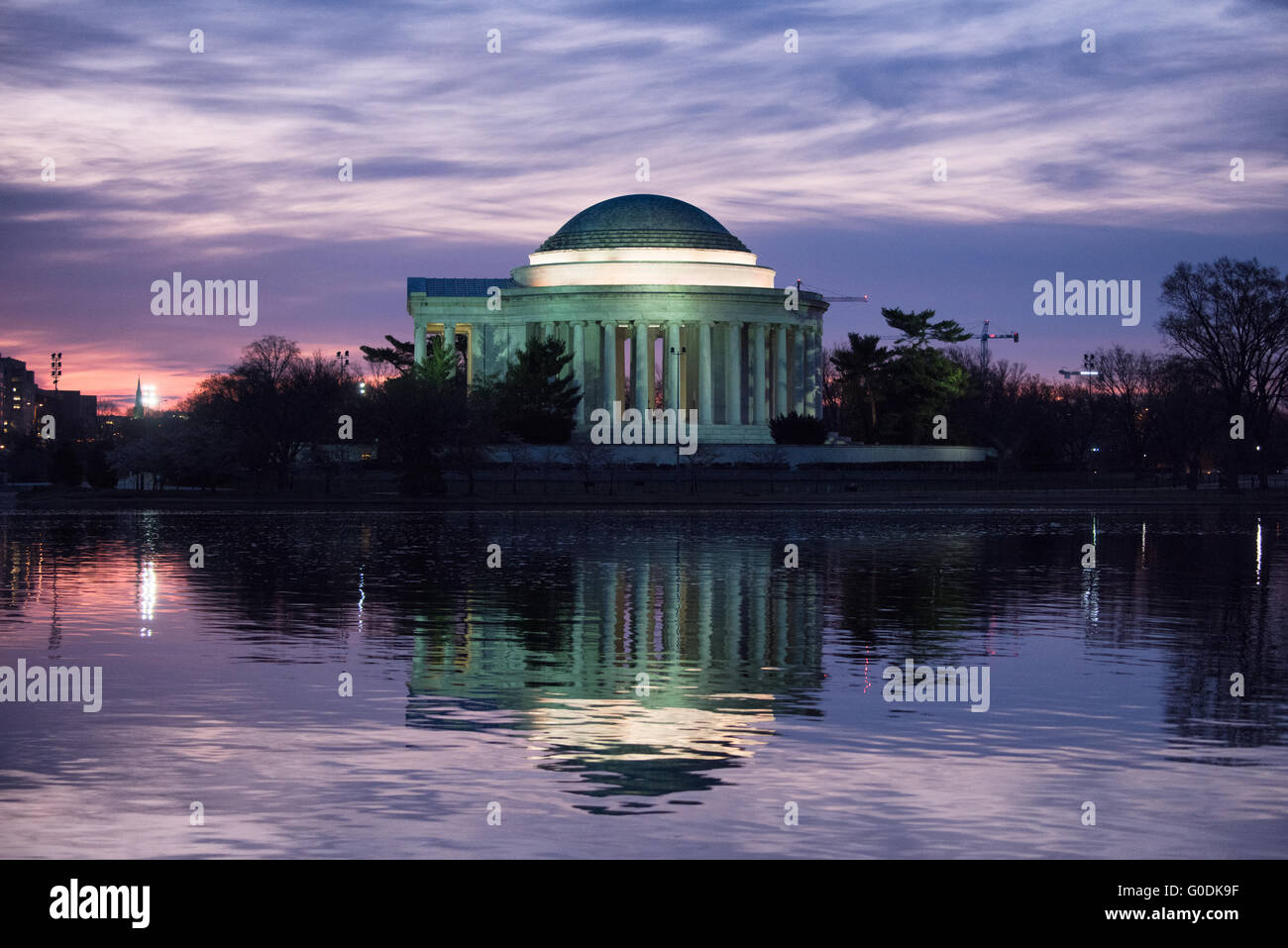 WASHINGTON DC, États-Unis — ouvert en 1943 et conçu par l'architecte John Russell Pope, le Jefferson Memorial se trouve sur une île sur la rive sud du bassin de Tidal, à côté du Potomac et de son chenal de Washington. Banque D'Images