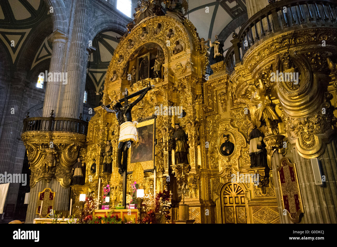 Altar Del Perdón Cathédrale métropolitaine de Mexico // MEXICO City, Mexique — L'autel del Perdón (autel du pardon) présente un crucifix central dans la Cathédrale métropolitaine de Mexico. Conçu par l'architecte espagnol Jerónimo de Balbás et achevé en 1735, le retablo doré de 12 mètres de haut (39 pieds) comporte des colonnes estípite et introduit la première utilisation architecturale de ce pilastre en forme de pyramide inversée dans les Amériques. Historiquement, l'autel a servi de site pour l'absolution finale des criminels condamnés et des masses pénitentielles. Gravement endommagé dans un incendie de 1967, l'autel Banque D'Images