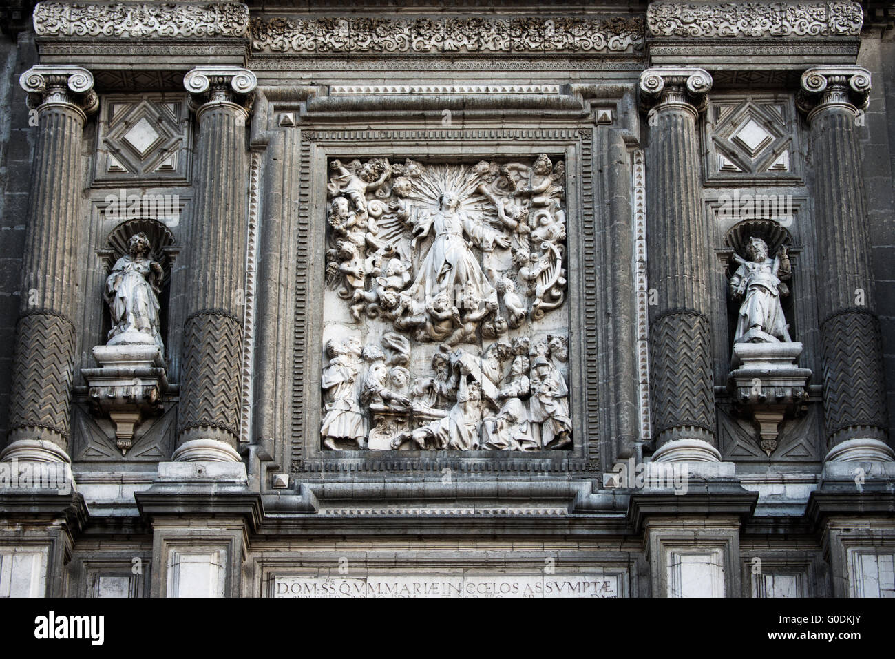 La VILLE DE MEXICO, MEXIQUE --construit par étapes à partir de 1573 à 1813, la cathédrale métropolitaine de Mexico est la plus grande cathédrale catholique romaine dans les Amériques. Il se trouve au cœur du quartier historique de la ville de Mexico le long d'un côté du Zocalo. Banque D'Images