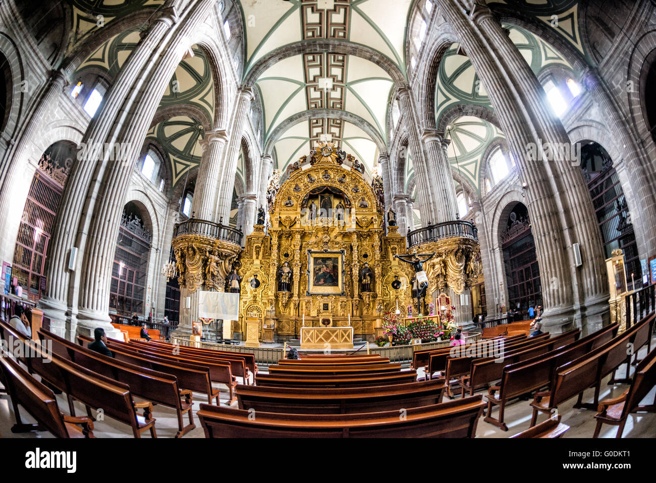 Altar del Perdón Cathédrale métropolitaine Mexico // MEXICO CITY, MEXICO — L'autel del Perdón (autel du pardon) présente une architecture baroque churrigueresque au sein de la Cathédrale métropolitaine de Mexico. Conçu par l'architecte espagnol Jerónimo de Balbás et achevé en 1735, le retablo doré de 39 pieds (12 mètres) de haut comporte des colonnes estípite et représente la première utilisation architecturale de ce pilastre en forme de pyramide inversée dans les Amériques. Historiquement, l'autel a servi de site pour l'absolution finale des criminels condamnés et des masses pénitentielles, positionné derrière le ma de la cathédrale Banque D'Images