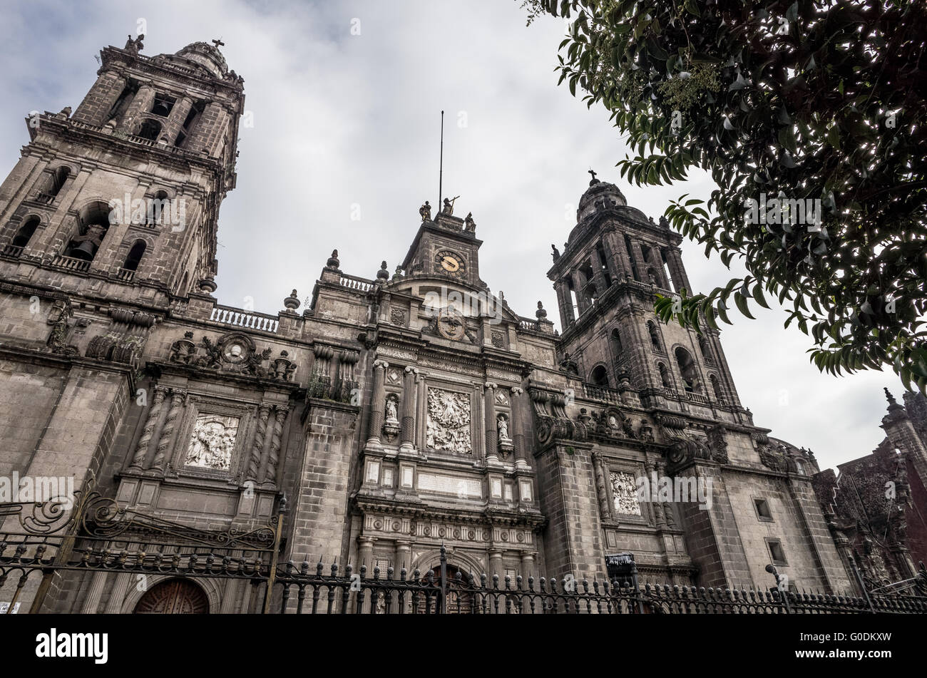 La VILLE DE MEXICO, MEXIQUE --construit par étapes à partir de 1573 à 1813, la cathédrale métropolitaine de Mexico est la plus grande cathédrale catholique romaine dans les Amériques. Il se trouve au cœur du quartier historique de la ville de Mexico le long d'un côté du Zocalo. Banque D'Images