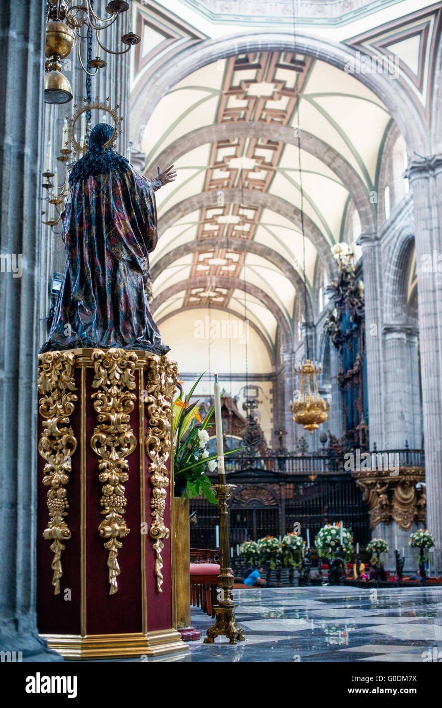 La VILLE DE MEXICO, MEXIQUE --construit par étapes à partir de 1573 à 1813, la cathédrale métropolitaine de Mexico est la plus grande cathédrale catholique romaine dans les Amériques. Il se trouve au cœur du quartier historique de la ville de Mexico le long d'un côté du Zocalo. Banque D'Images