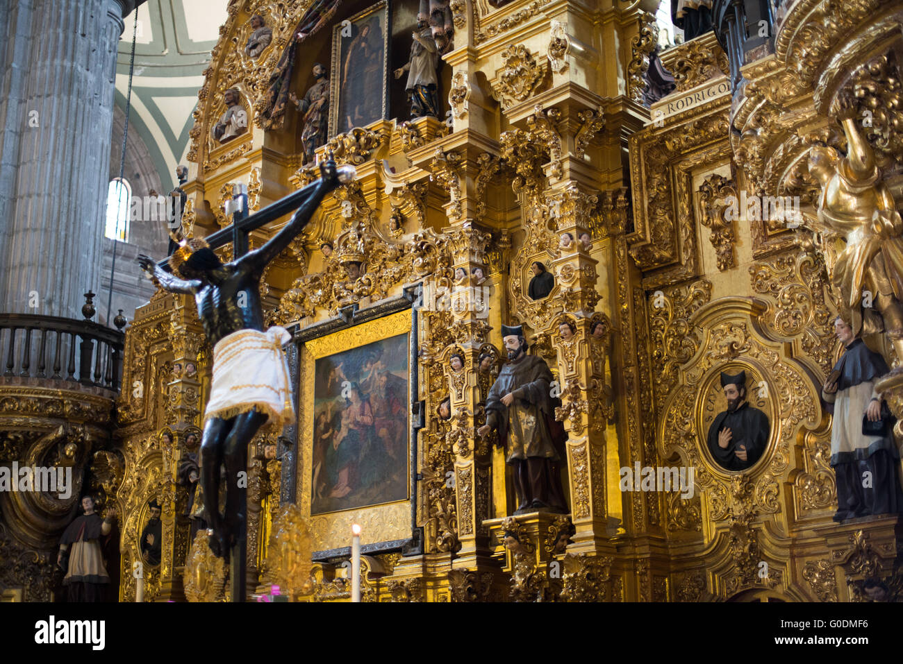 Altar Del Perdón architecture baroque Churrigueresque Mexico // MEXICO, Mexique — L'autel del Perdón (autel du pardon) présente une architecture baroque Churrigueresque dans la cathédrale métropolitaine de Mexico. Conçu par l'architecte espagnol Jerónimo de Balbás et achevé en 1735, le retablo doré de 39 pieds (12 mètres) de haut comporte des colonnes estípite et représente la première utilisation architecturale de ce pilastre en forme de pyramide inversée dans les Amériques. Historiquement, l'autel a servi de site pour l'absolution finale des criminels condamnés et des masses pénitentielles, positionnés derrière le Banque D'Images