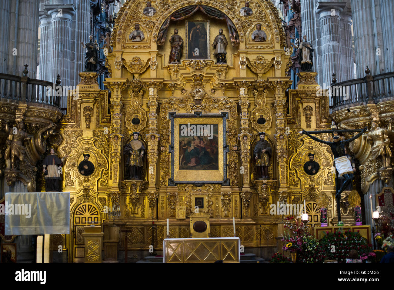 Altar del Perdón Cathédrale métropolitaine de Mexico // MEXICO City, Mexique — L'autel del Perdón (autel du pardon) présente une architecture baroque churrigueresque au sein de la Cathédrale métropolitaine de Mexico. Conçu par l'architecte espagnol Jerónimo de Balbás et achevé en 1735, le retablo doré de 39 pieds (12 mètres) de haut comporte des colonnes estípite et représente la première utilisation architecturale de ce pilastre en forme de pyramide inversée dans les Amériques. Historiquement, l'autel a servi de site pour l'absolution finale des criminels condamnés et des masses pénitentielles, positionnées derrière l'AC Banque D'Images
