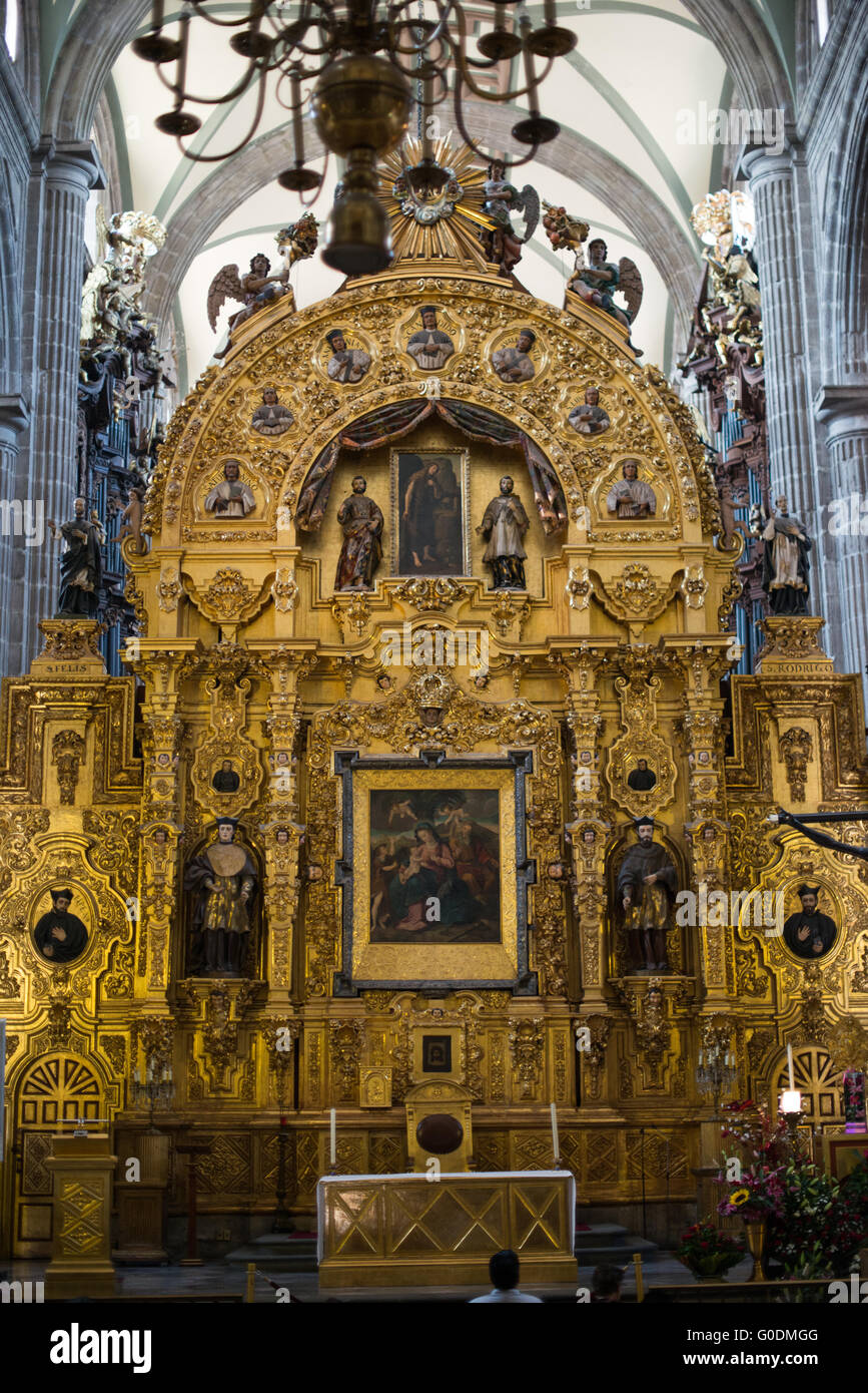 Altar Del Perdón architecture baroque Churrigueresque Mexico // MEXICO, Mexique — L'autel del Perdón (autel du pardon) présente une architecture baroque Churrigueresque dans la cathédrale métropolitaine de Mexico. Conçu par l'architecte espagnol Jerónimo de Balbás et achevé en 1735, le retablo doré de 39 pieds (12 mètres) de haut comporte des colonnes estípite et représente la première utilisation architecturale de ce pilastre en forme de pyramide inversée dans les Amériques. Historiquement, l'autel a servi de site pour l'absolution finale des criminels condamnés et des masses pénitentielles, positionnés derrière le Banque D'Images