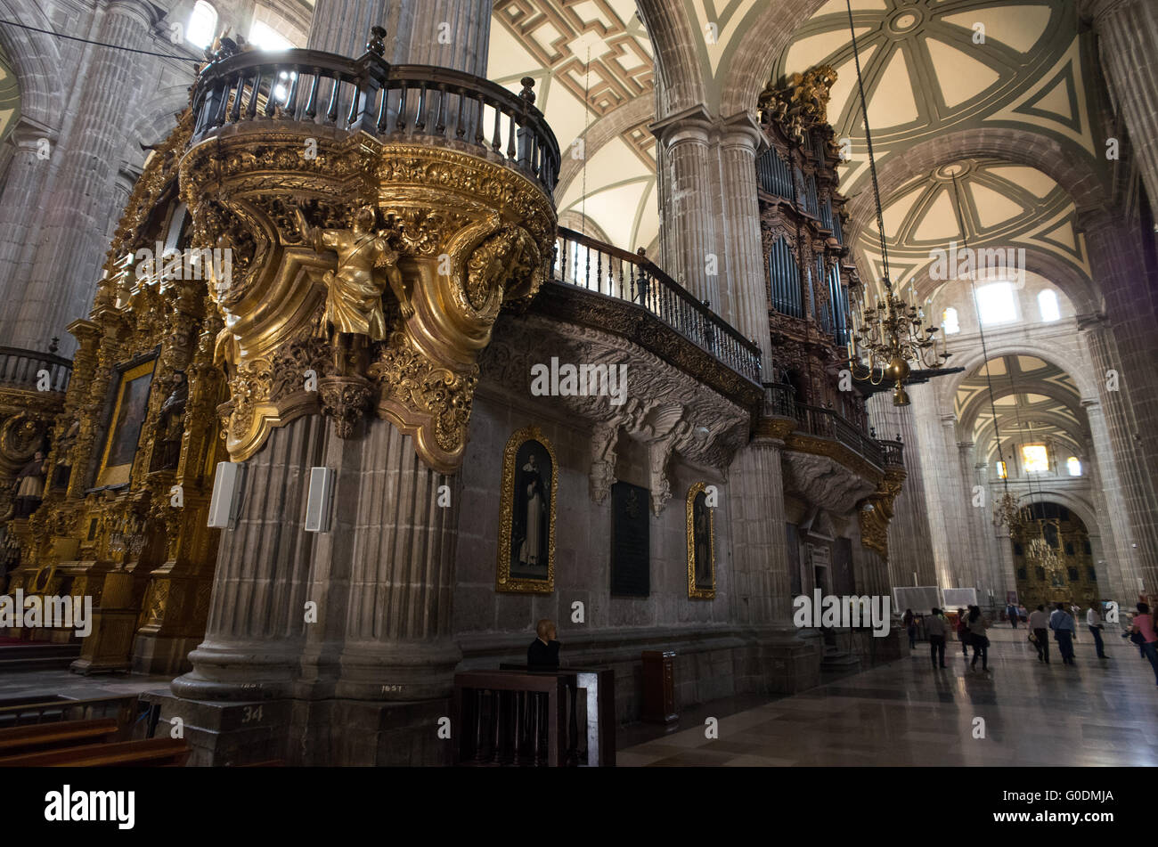 Cathédrale métropolitaine Pulpit doré Mexico // MEXICO CITY, Mexique — une chaire dorée ornée affiche un savoir-faire baroque complexe dans la cathédrale métropolitaine de l'Assomption de la très Sainte Vierge Marie au ciel. La cathédrale, construite par étapes de 1573 à 1813, est la plus grande cathédrale catholique romaine des Amériques et sert de siège à l'archidiocèse primat du Mexique. La structure intègre des éléments architecturaux gothiques, Renaissance, baroques et néoclassiques développés au cours de sa période de construction de 240 ans. Situé sur le côté nord de la Zócalo au Mexique C Banque D'Images