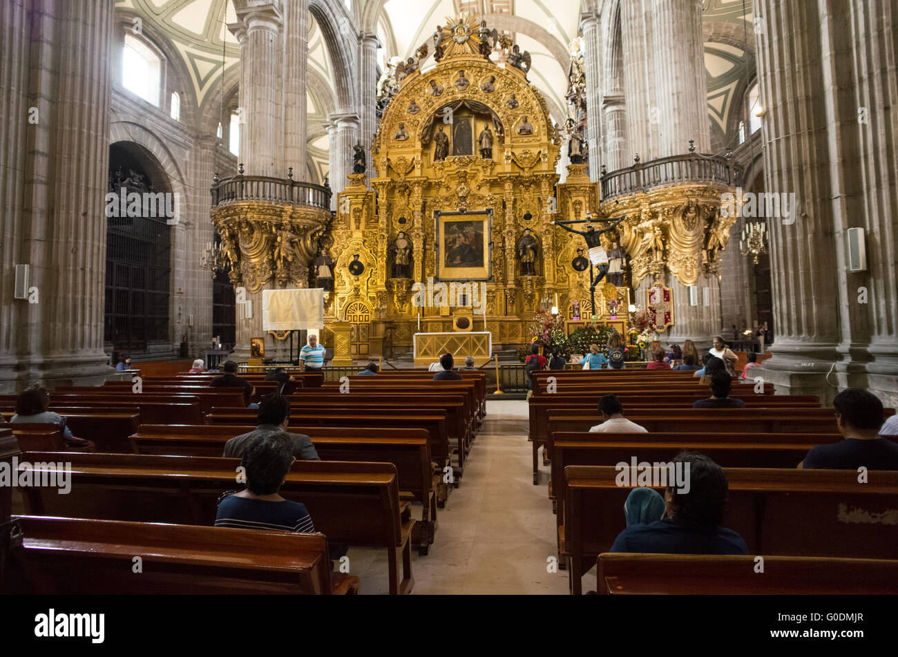 Altar del Perdón architecture baroque Churrigueresque Mexico // MEXICO, Mexique — L'autel del Perdón (autel du pardon) présente une architecture baroque Churrigueresque dans la cathédrale métropolitaine de Mexico. Conçu par l'architecte espagnol Jerónimo de Balbás et achevé en 1735, le retablo doré de 12 mètres de haut (39 pieds de haut) présente des colonnes estípite et une peinture centrale représentant la Vierge du pardon. Historiquement, l'autel a servi de site pour l'absolution finale des criminels condamnés et des masses pénitentielles. Gravement endommagé dans un incendie de 1967, l'autel a subi de vastes Re Banque D'Images