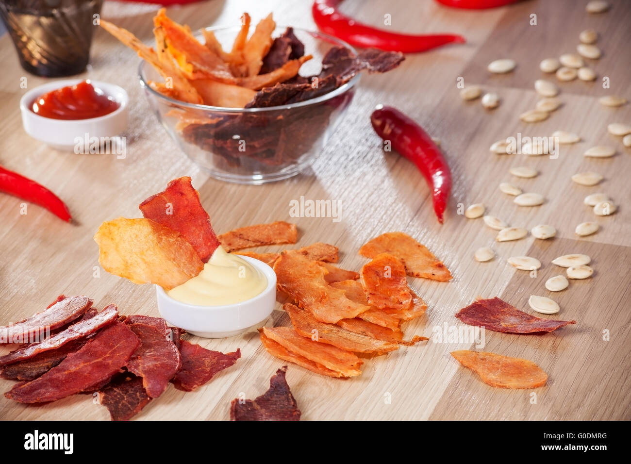 Copeaux de viande sur une plaque avec des graines de citrouille et le poivre de poivre Banque D'Images