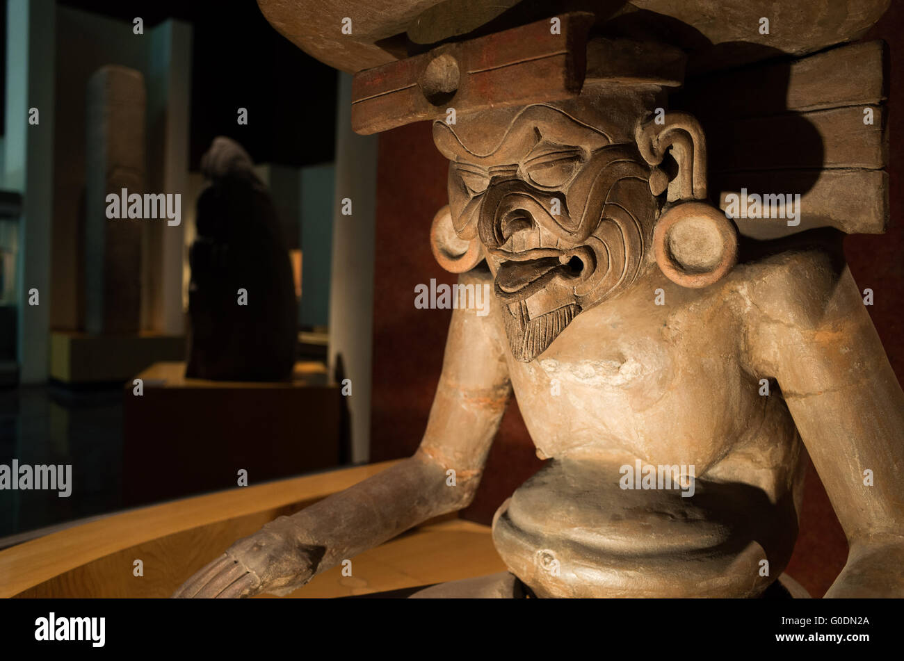 MEXICO, Mexique — Une statue de Huehuetéotl, le Dieu aztèque du feu, représente l'un des principaux artefacts religieux de la collection du Musée national d'anthropologie. La sculpture illustre les traditions artistiques et religieuses sophistiquées de la civilisation aztèque précolombienne. Le musée abrite la première collection d'objets archéologiques et anthropologiques du Mexique de ses civilisations préhispaniques. Banque D'Images