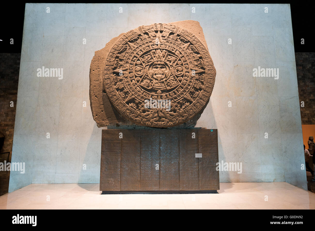 La VILLE DE MEXICO, MEXIQUE--estimé à ce jour pour le début du xvie siècle ou fin du 15e siècle, la Pierre du Soleil est un grand disque près de 12 pieds de large et pesant 24 tonnes. Découvert en 1790 dans la Plaza Mayor, la Pierre du Soleil a été à l'origine confondue avec le calendrier aztèque. Il a plus récemment été identifié comme un grand autel sacrificiel de gladiateurs, connu comme un temalacatl. Il n'est pas terminé en raison d'une fissure profonde qui court d'un côté vers le centre de la pièce à l'arrière. Malgré la rupture, il a été utilisé pour mettre en scène les combats entre les guerriers du tlacaxipehualiztli cérémonie. Il Banque D'Images