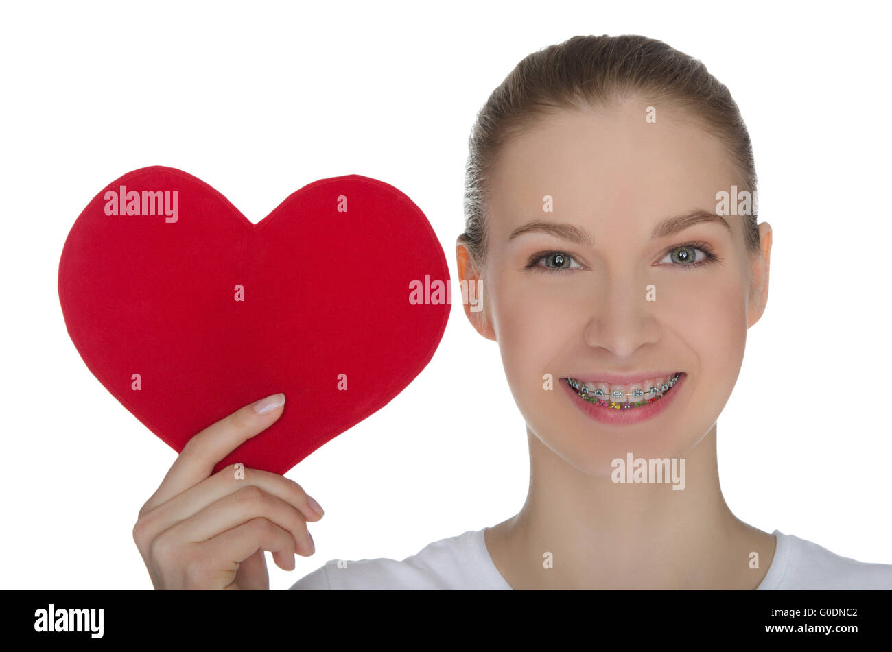 Happy girl with braces sur les dents et coeur rouge Banque D'Images