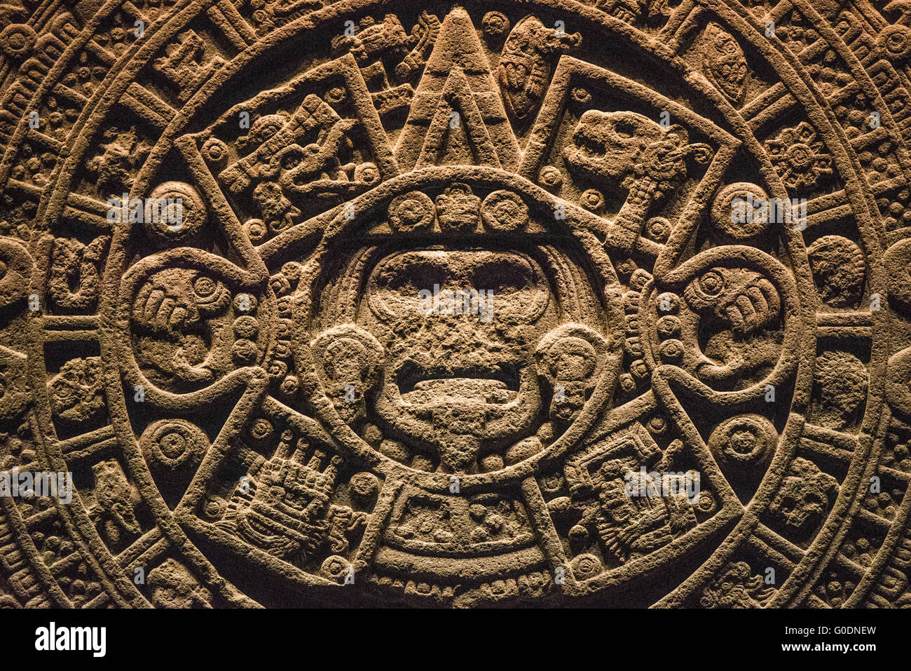 La VILLE DE MEXICO, MEXIQUE--estimé à ce jour pour le début du xvie siècle ou fin du 15e siècle, la Pierre du Soleil est un grand disque près de 12 pieds de large et pesant 24 tonnes. Découvert en 1790 dans la Plaza Mayor, la Pierre du Soleil a été à l'origine confondue avec le calendrier aztèque. Il a plus récemment été identifié comme un grand autel sacrificiel de gladiateurs, connu comme un temalacatl. Il n'est pas terminé en raison d'une fissure profonde qui court d'un côté vers le centre de la pièce à l'arrière. Malgré la rupture, il a été utilisé pour mettre en scène les combats entre les guerriers du tlacaxipehualiztli cérémonie. Il Banque D'Images