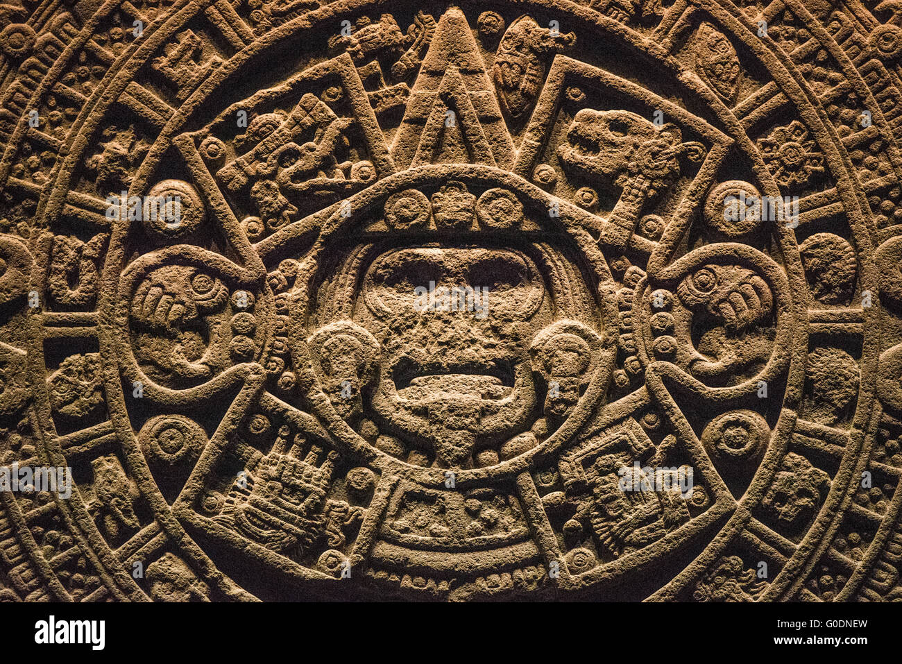 Pierre du calendrier aztèque Piedra del sol Mexico // MEXICO CITY, Mexique — Une vue détaillée de la pierre du Soleil (également connue sous le nom de pierre du calendrier aztèque ou Piedra del sol), l'un des monuments archéologiques les plus importants du Mexique. Cette sculpture de basalte massive, mesurant 3,6 mètres (12 pieds) de diamètre et pesant 24,5 tonnes, a été créée pendant l'apogée de l'Empire aztèque entre 1479-1520 EC et a servi d'autel sacrificiel cérémoniel. Le monument présente une iconographie complexe, dont Tonatiuh, le Dieu du soleil, en son centre, entouré d'anneaux concentriques représentant les signes o de vingt jours Banque D'Images