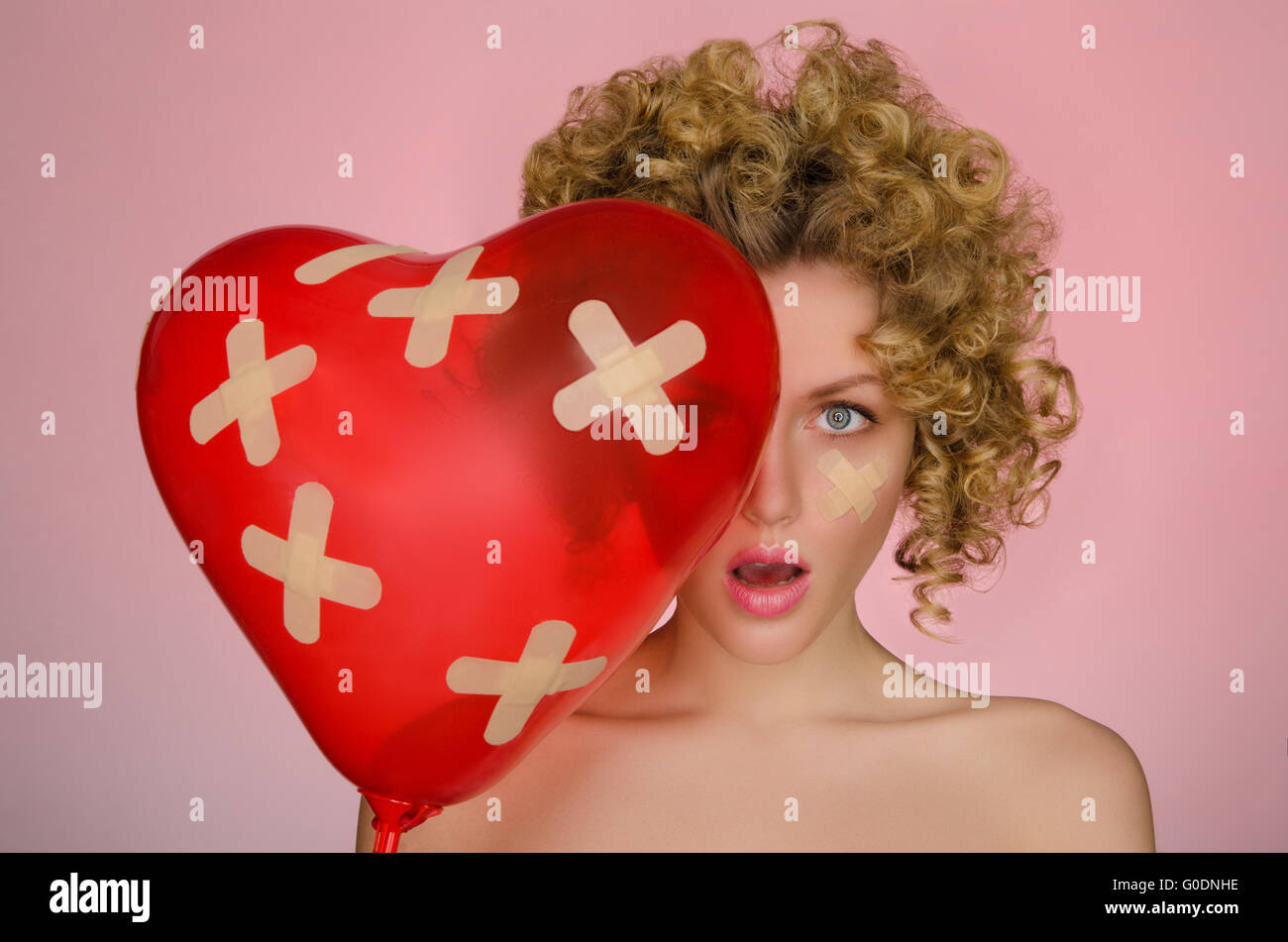 Blessé jeune femme avec ballon en forme de coeur Banque D'Images
