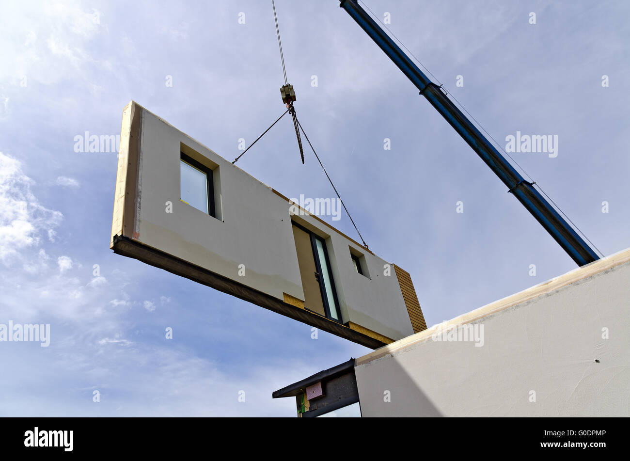 Mur d'une maison préfabriquée suspendu à une grue Banque D'Images