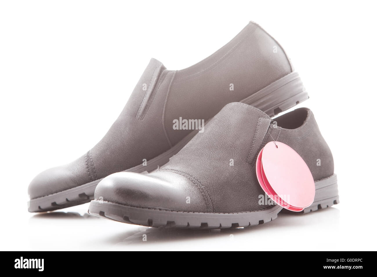 Chaussures Habillées pour Hommes avec étiquette de prix rouge sur fond blanc Banque D'Images