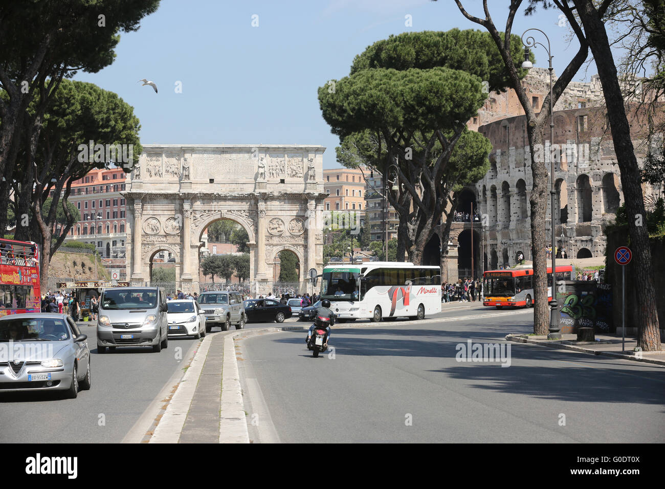 Arch Constantine et Colosseo Banque D'Images