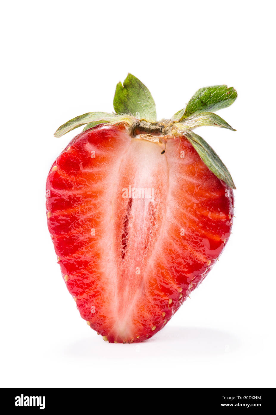 La moitié des fraises isolé sur fond blanc. Banque D'Images
