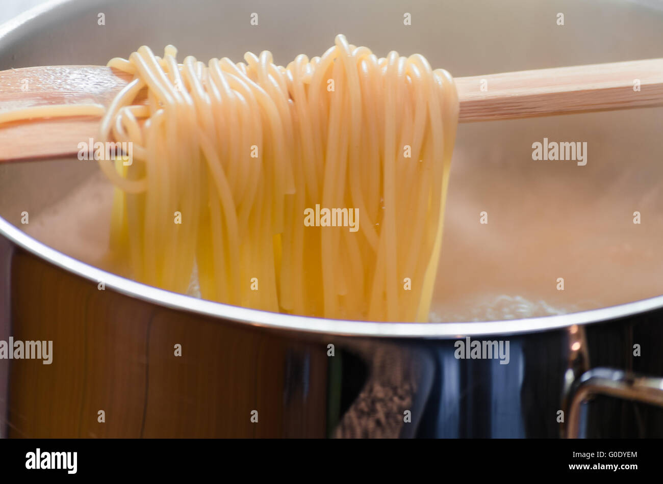 Vue dans une casserole avec une cuillère en bois pendaison ove Banque D'Images