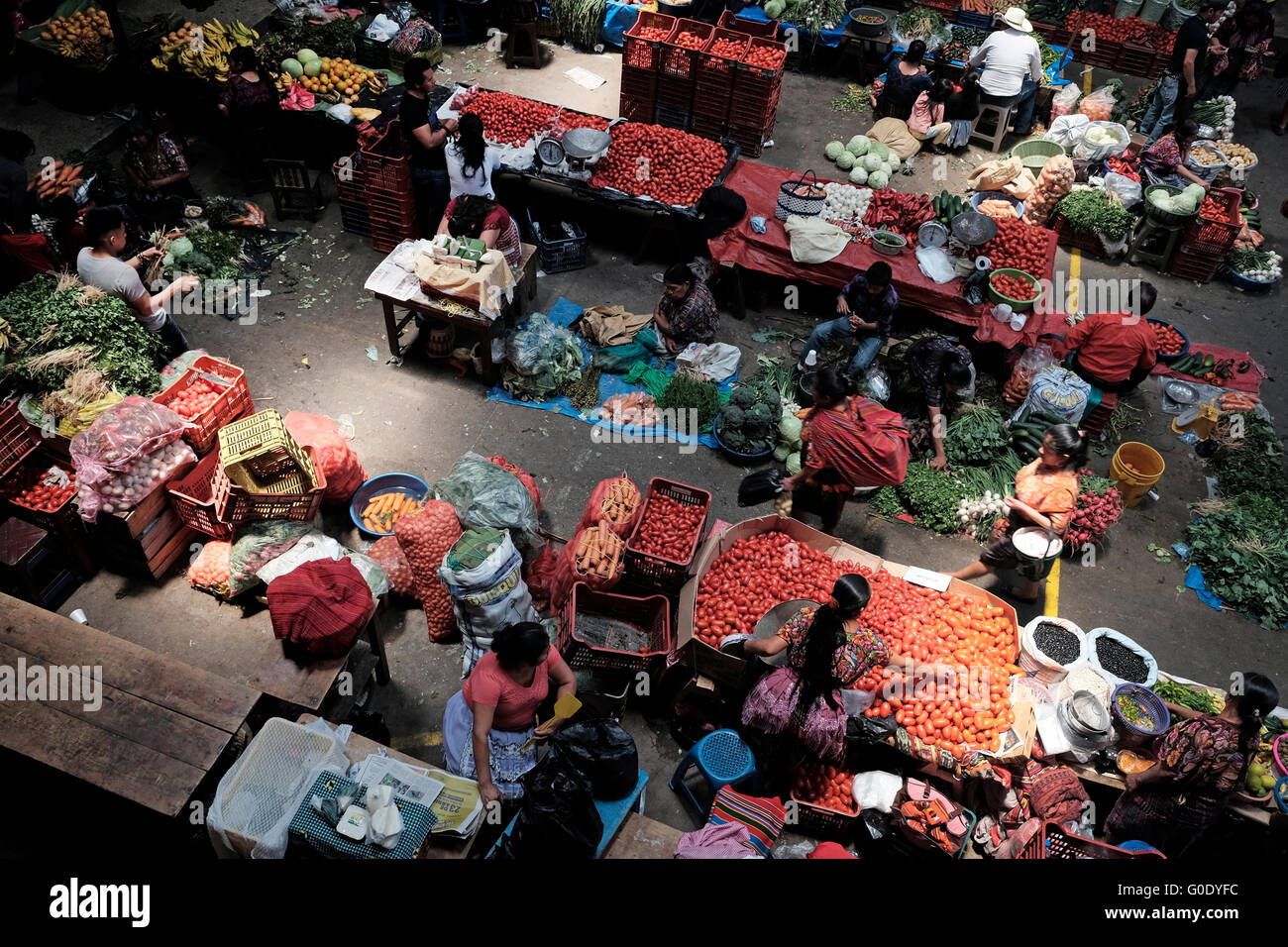 Les vendeurs de fruits et légumes au marché de Chichicastenango également connu sous le nom de Santo Tomás Chichicastenango une ville dans le département de Guatemala El Quiché, connu pour sa culture Maya Kiche traditionnels. Banque D'Images