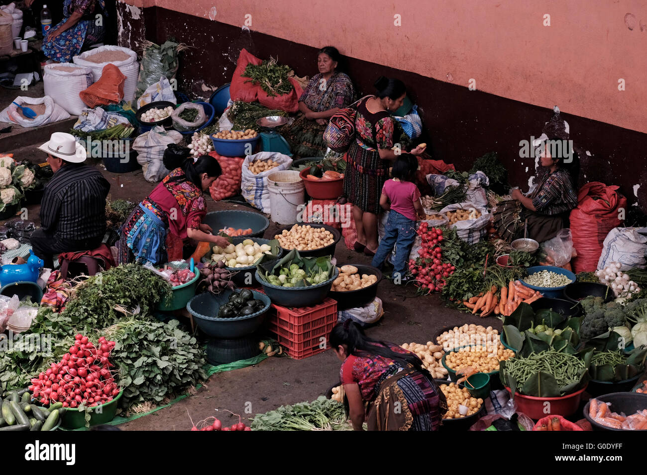 Les vendeurs de fruits et légumes au marché de Chichicastenango également connu sous le nom de Santo Tomás Chichicastenango une ville dans le département de Guatemala El Quiché, connu pour sa culture Maya Kiche traditionnels. Banque D'Images