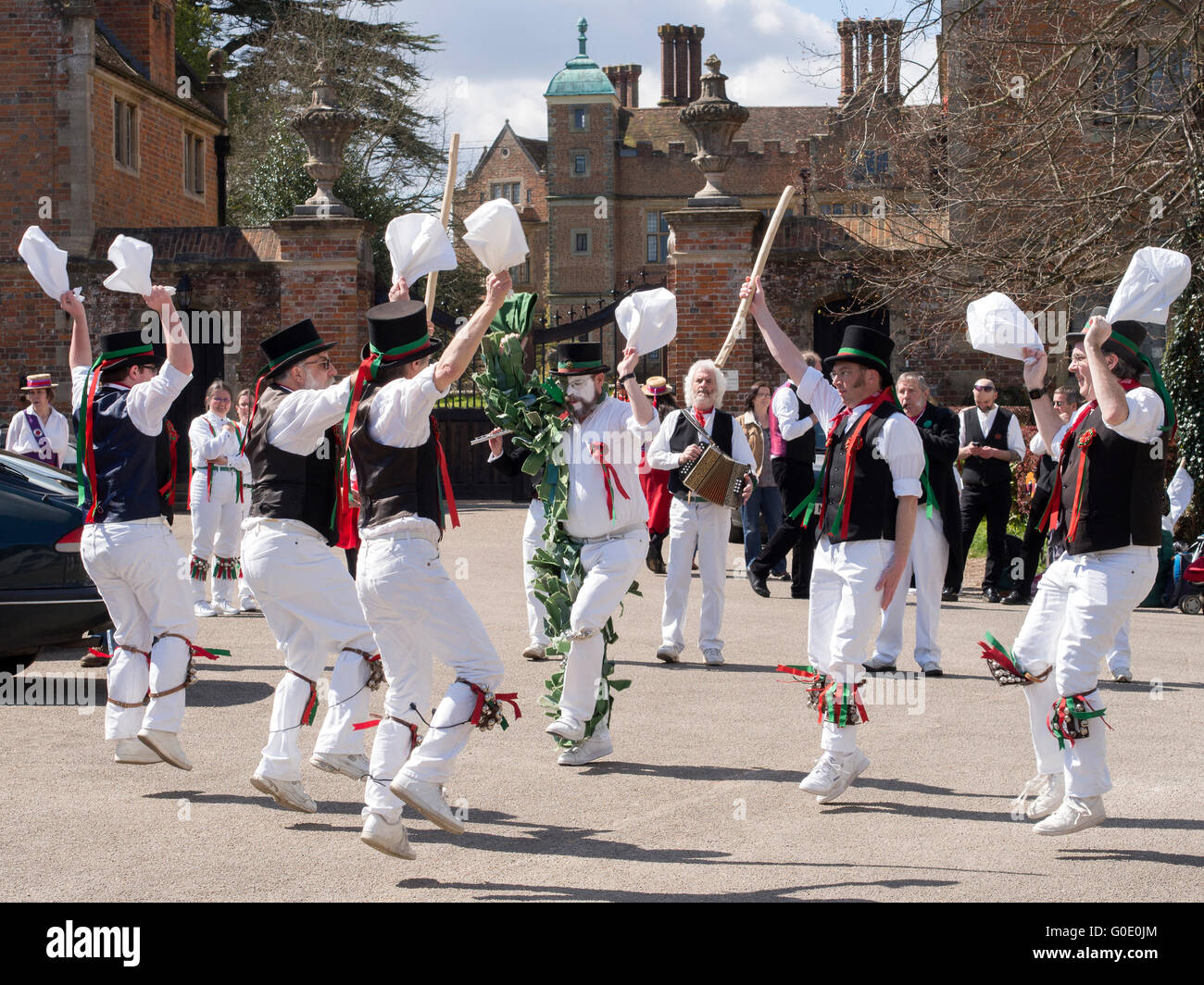 Morris Dancers in the Square à Chilham Kent UK Banque D'Images