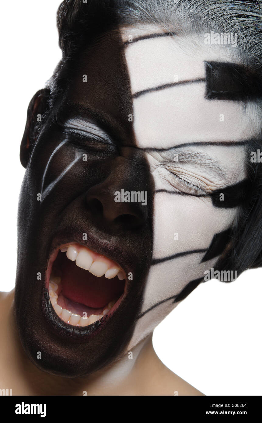 Portrait de femme criant avec l'art face au piano Banque D'Images