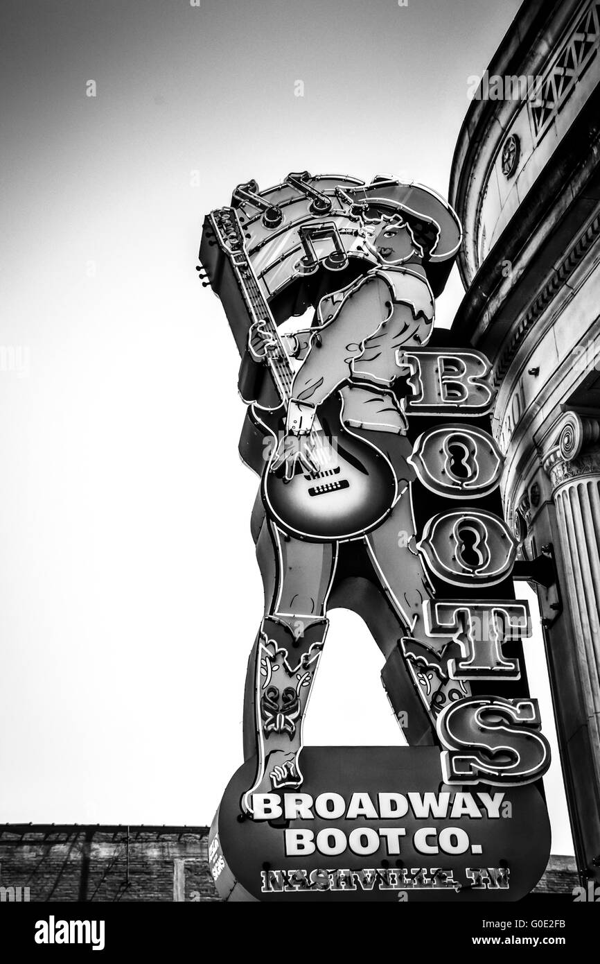 Enseigne au néon publicité emblématique de femme avec guitare porter des bottes pour l'amorçage de Broadway Co., dans la ville de la musique, Nashville, TN Banque D'Images