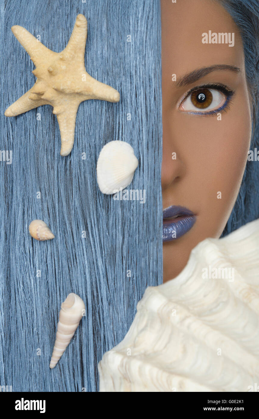 Femme aux cheveux bleus, coquillages, looking at camera Banque D'Images