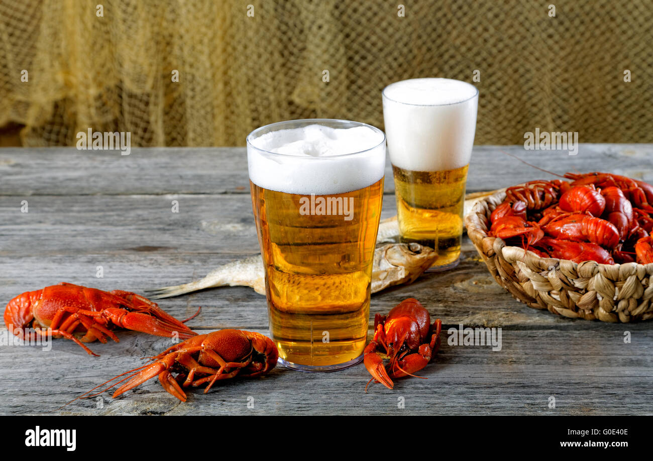Les écrevisses bouillies savoureux poisson et vyaleny bière sur table ancienne Banque D'Images